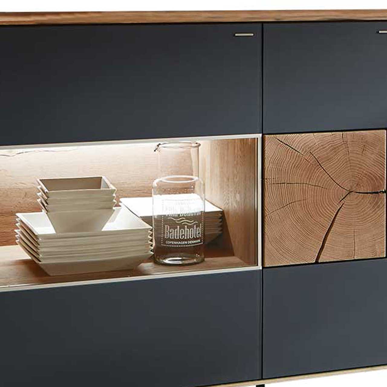 Hartmann CAYA - 7170 Detailbild Vitrinenebeleuchtung Detailbild einer Vitrinenbeleuchtung am CAYA Sideboard.