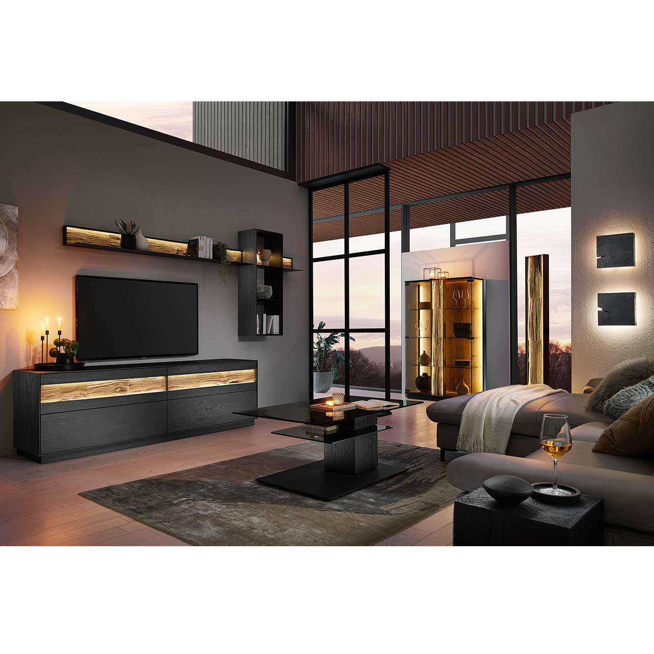HM_KILVA_9610-8092_Higboard-Vitrine_milieu1_1280x1280 Moderne Wohnwand mit Materialmix aus Lack anthrazit mit Spaltholz-Akzenten und Parsolglas-Vitrinenausschnitten