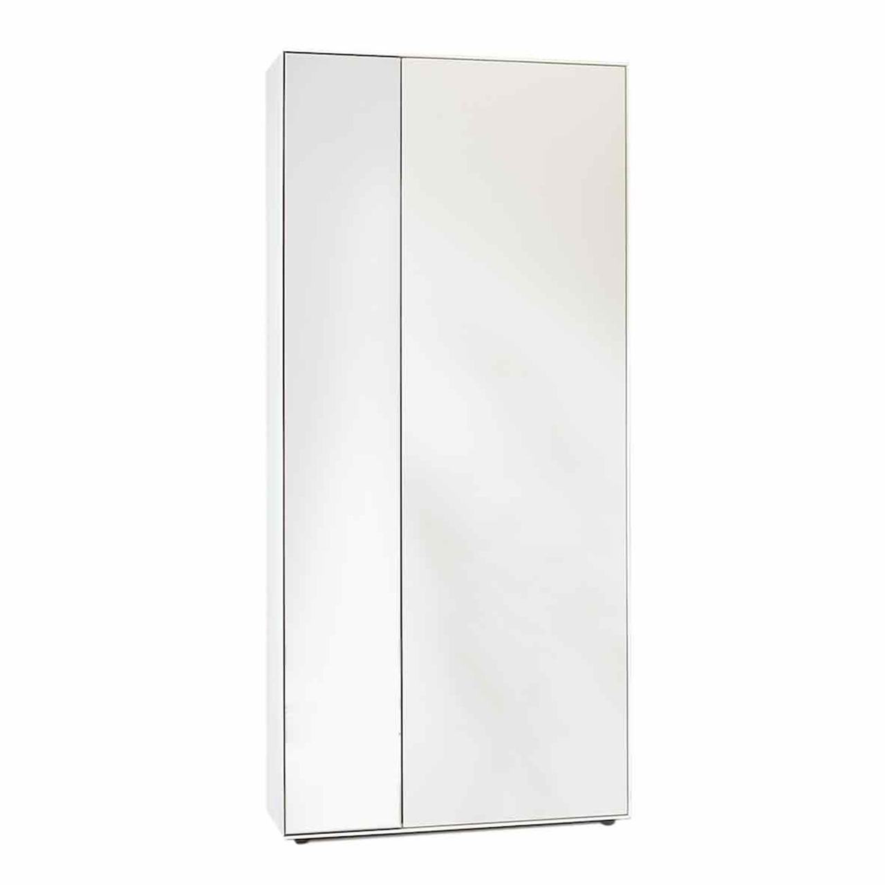 Klassischer Hochschrank aus massiver Kernbirke weiß lackiert. Mit einer breiten Holztür rechts und einer schmalen Spiegeltür links.