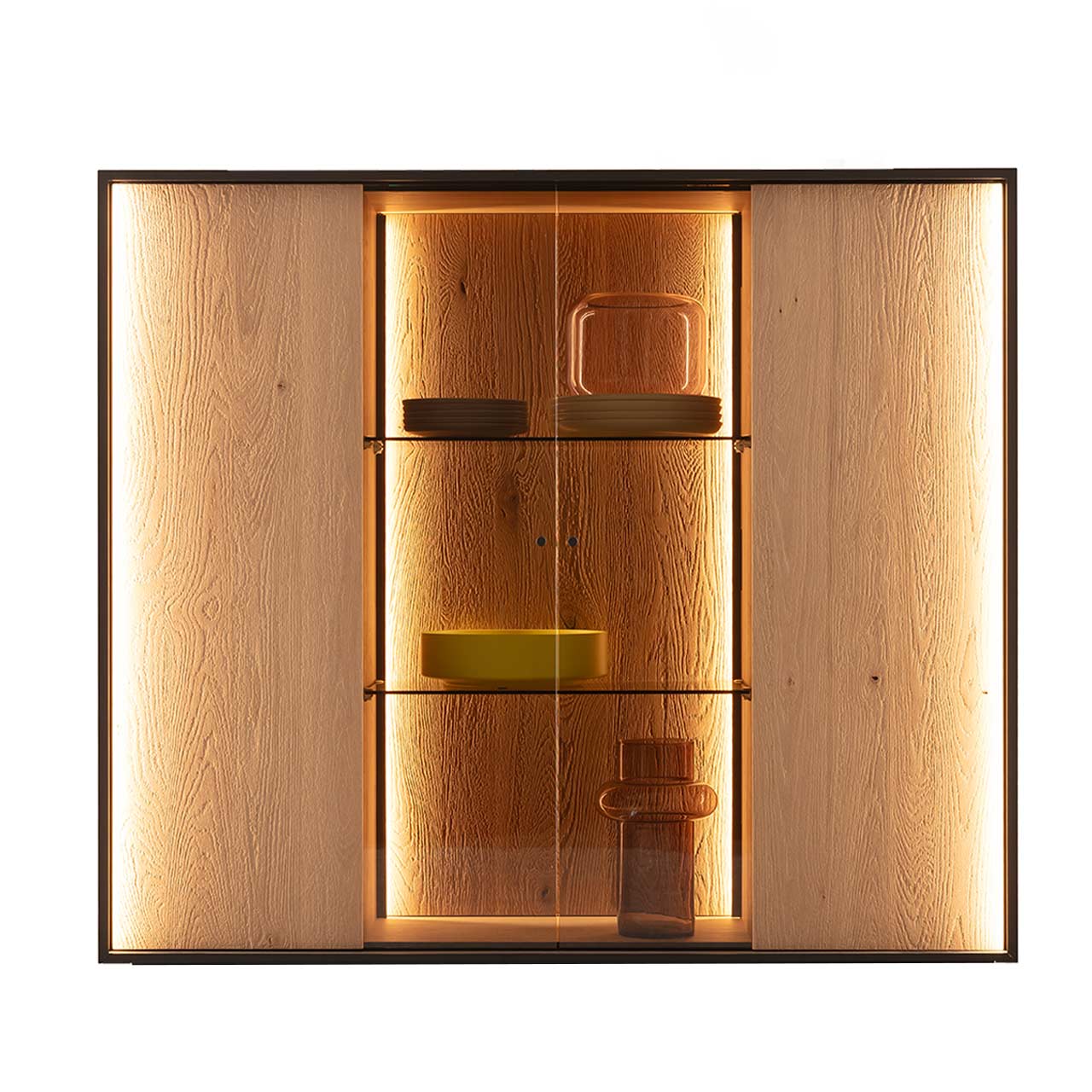 Hartmann YOLA Schöner Wohnen - Highboard 8590-6131 Modernes Highboard aus massiver, sandgestrahlter Kerneiche Natur mit beleuchtetem, rundum Metallrahmen. Mit zwei Holztüren links und rechts, mittig verglaster Vitrinenbereich mit Glaseinlegeböden und integrierter Beleuchtung.