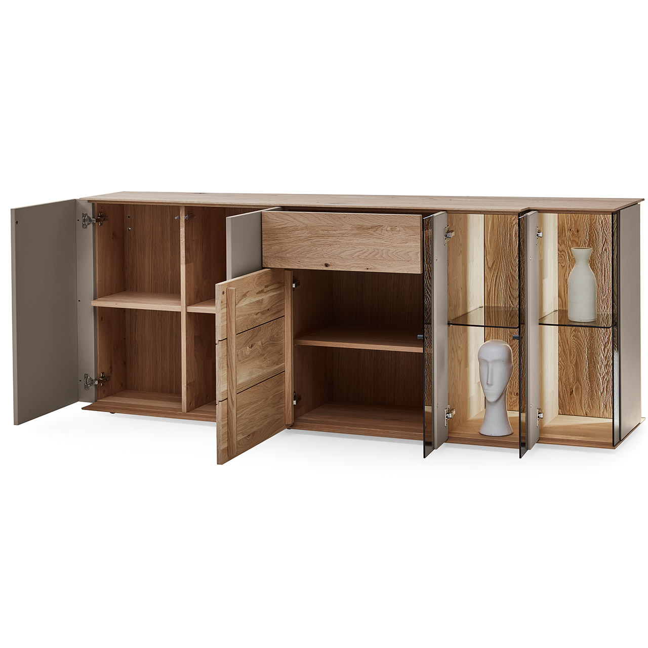 Hartmann Möbel SVEA - Sideboard 8660-4201 offen - Kerneiche Natur, Lack Sand Kommode aus Kerneiche Massivholz mit Lackfronten Sand und Riffholz. Mit zwei geöffneten Lacktüren, einem offenen Schubkasten und offener Tür und zwei geöffneten Glas-Lacktür in asymmetrischem Design. Innenliegend Holz-und Glasböden.