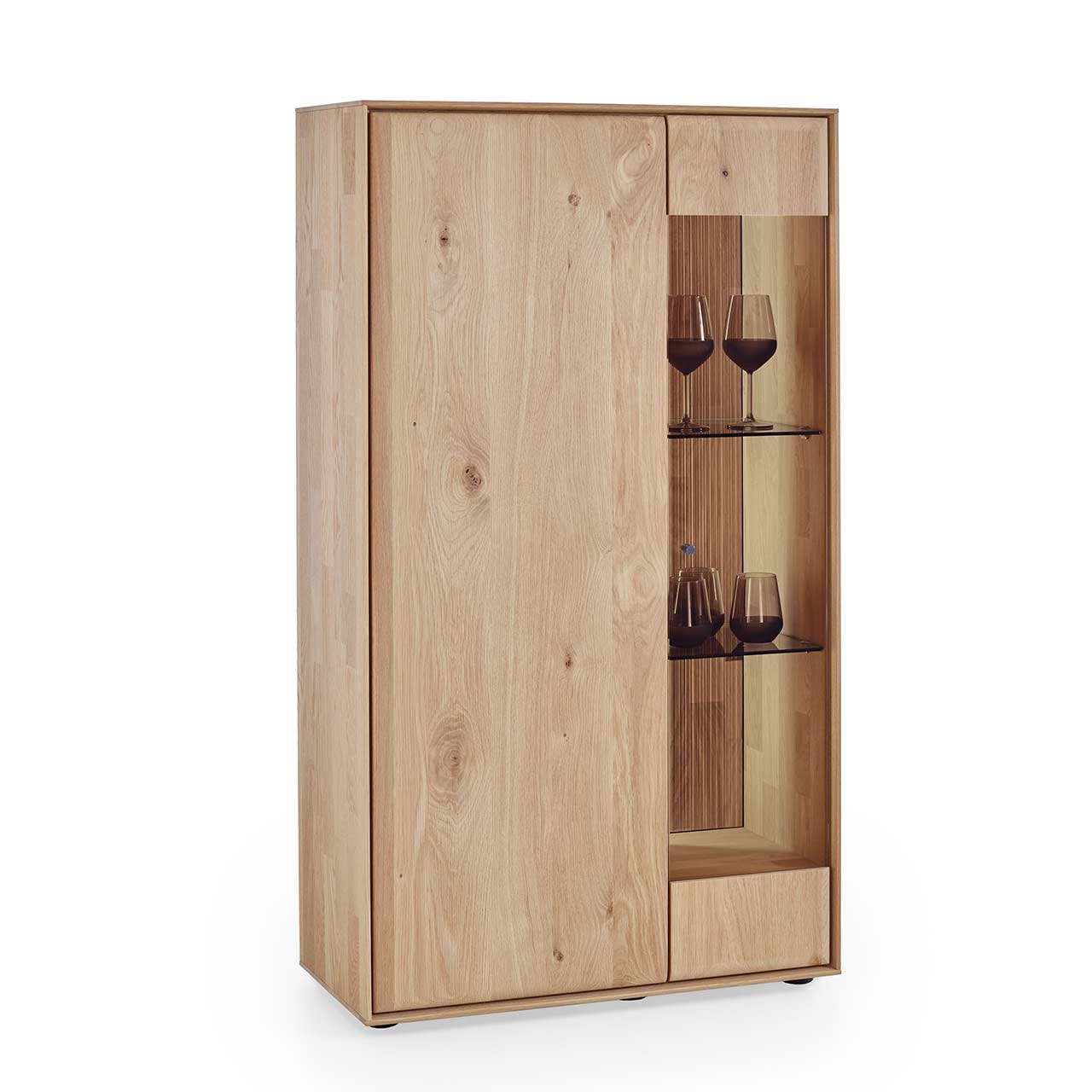 Modernes 2-türiges Highboard aus massiver Kerneiche Natur mit einer Glas/Holztür rechts und einer Holztür links. Alle Türen sind geöffnet und zeigen innen drei Holzeinlegeböden und zwei Glaseinlegeböden.