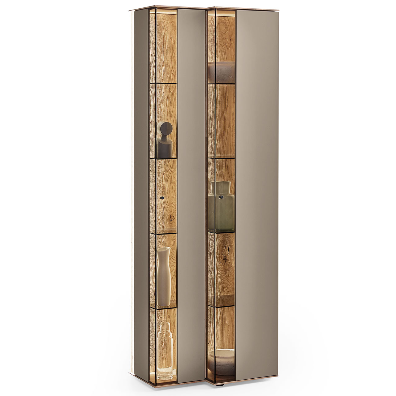 Moderne Standvitrine aus massiver Kerneiche Natur mit Lackfronten in Sand. Mit zwei Glastüren in asymmetrischem Design und edler, beleuchteter Riffholzrückwand.