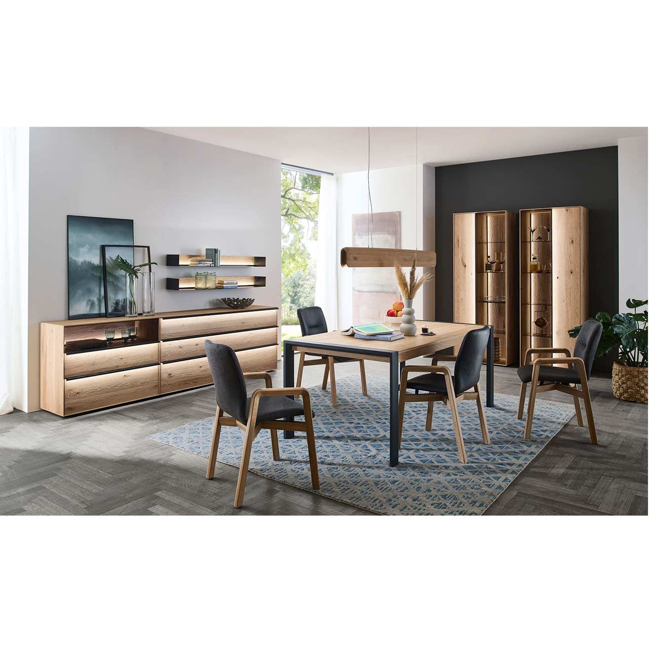Speisezimmer mit Esstisch, Stühlen, Sideboard, Vitrinen und passender Lampe