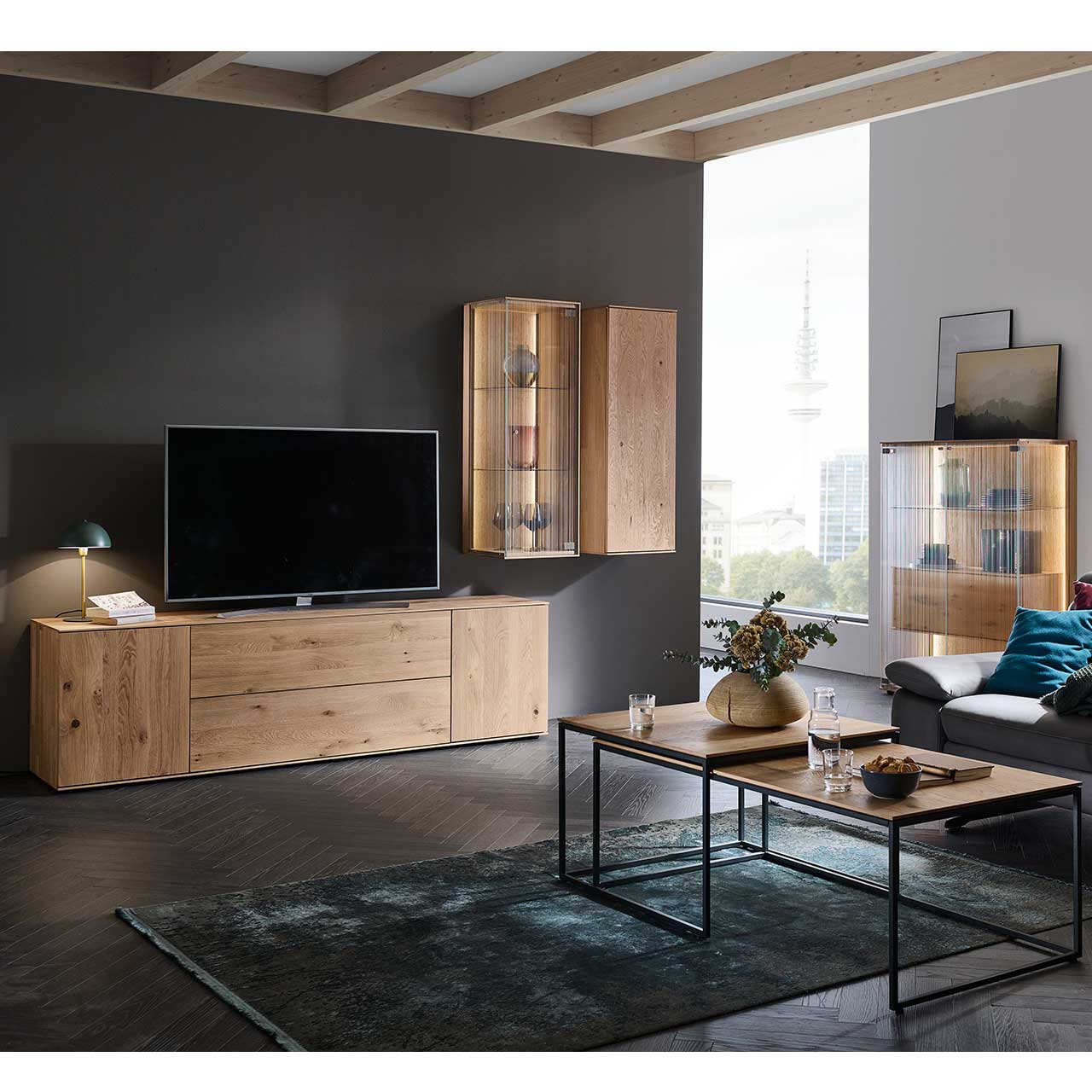 Moderne Standvitrine aus Kerneiche Natur mit dreiseitiger Glasfront aus satiniertem Glas und innenliegendem Holzkorpus mit Holzklappe