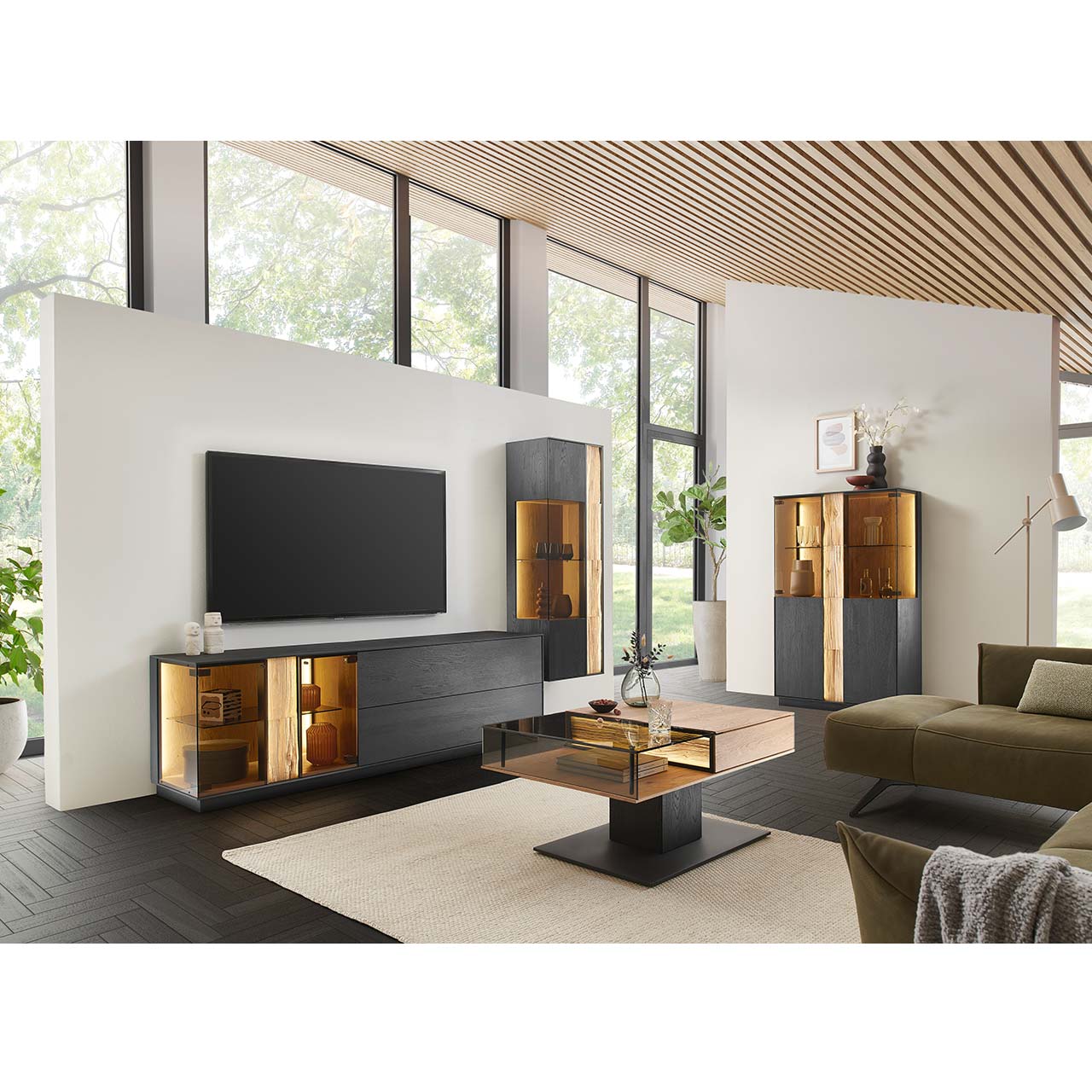 HM_KILVA_9610-3213_Lowboard_milieu_1280x1280 Moderne Wohnwand mit Materialmix aus Lack anthrazit mit Spaltholz-Akzenten und Parsolglas-Vitrinenausschnitten