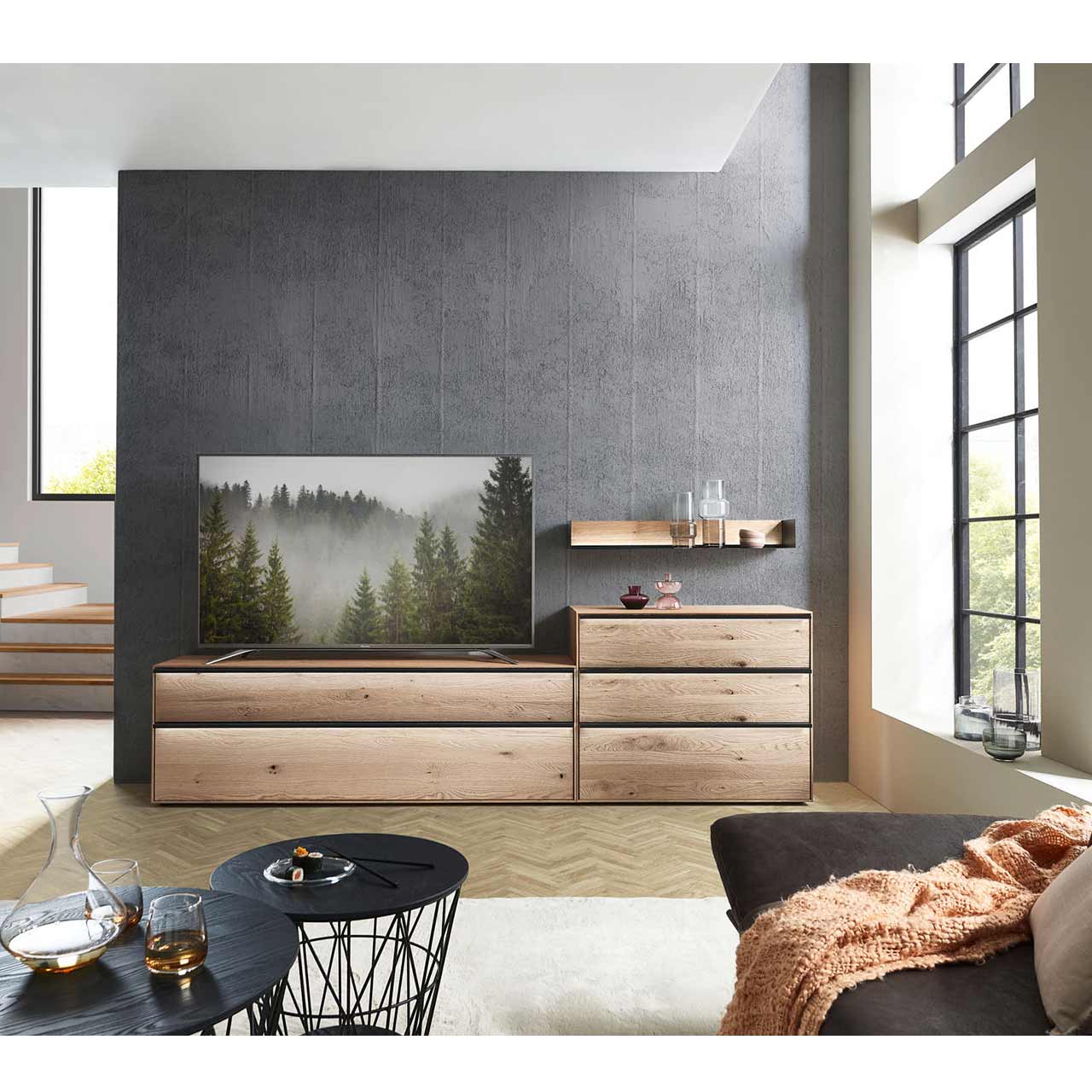 Modernes Wohnzimmer mit Motivtapeten und massiven Möbeln aus Kerneiche