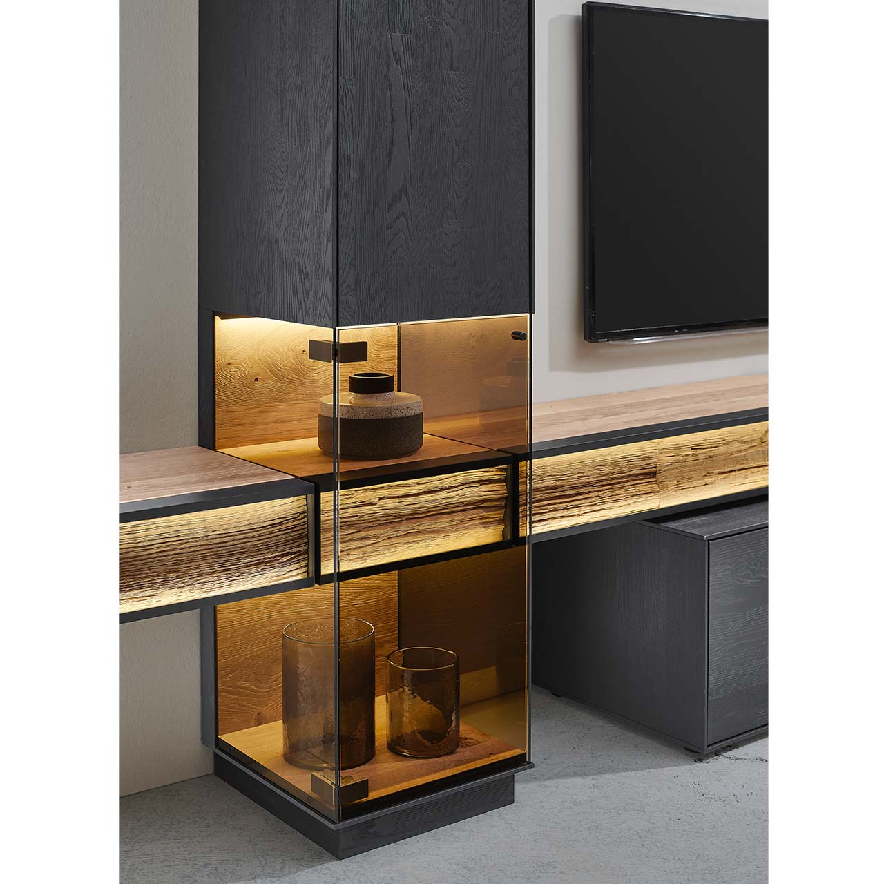 Moderne Vitrine aus massiver Kernesche anthrazit mit Spaltholz-Akzent und Parsolglas