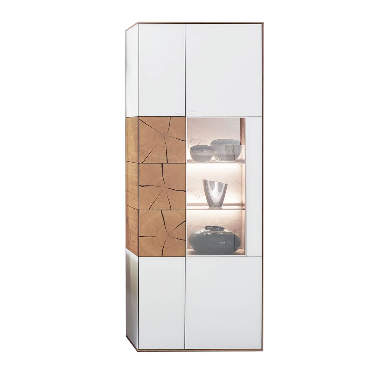 Hartmann CAYA - Standvitrine 7170-0086W re. Moderne Standvitrine aus massiver Kerneiche mit Mattglas weiß Front. Rechts mit Glastür, links mit Holztür mit Mattglas weiß Front und drei dekorativen Hirnholzscheiben.