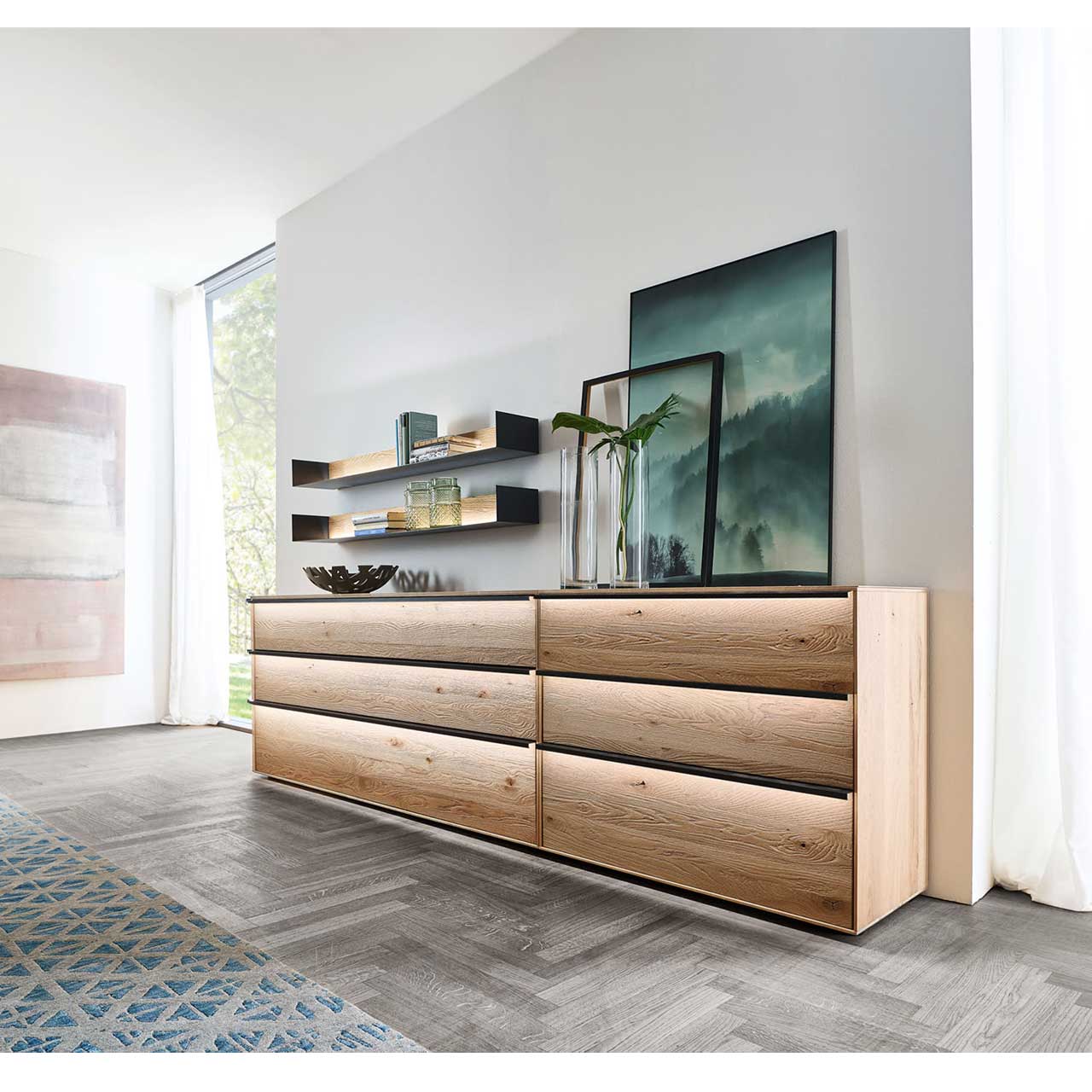 moderne Kommode aus massiver Kerneiche mit 2 Klappen & 4 Schubkästen in einem hellen Raum