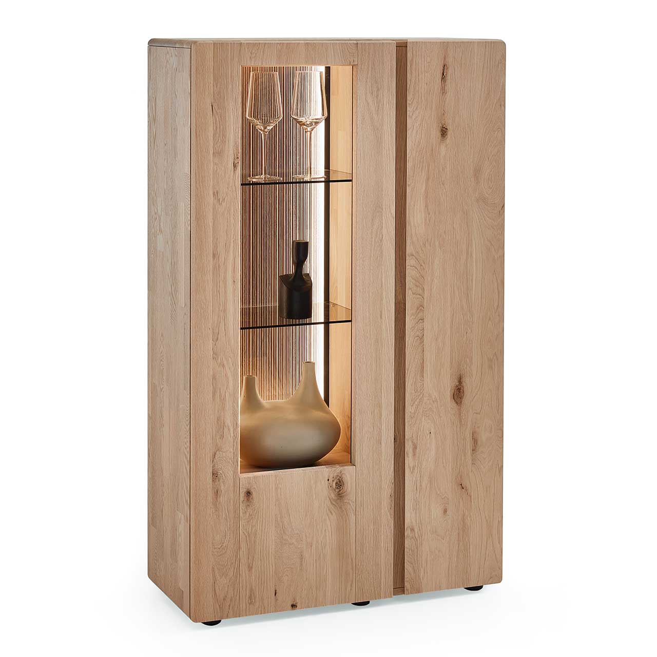 Edles Highboard aus massiver Kerneiche Natur mit einer Holztür rechts und einer beleuchteten Glas-/Holztür links, dahinter sichtbar die edel geschroppte Rückwand und die Glasböden - in Seitenansicht. 