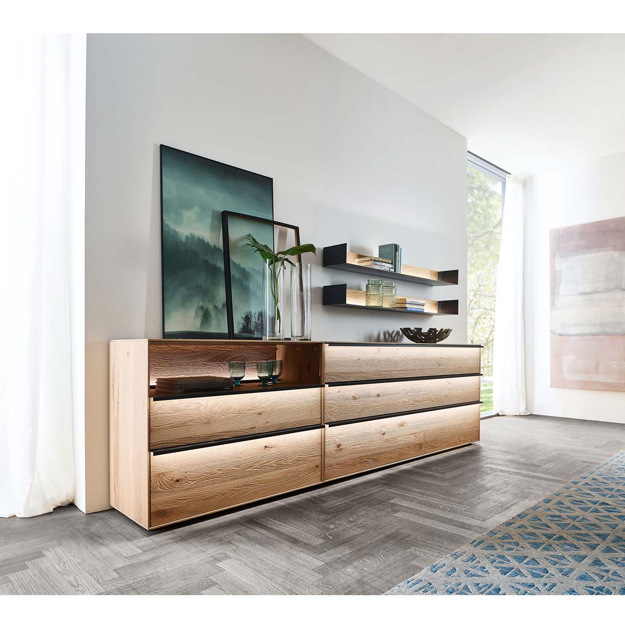 moderne Kommode aus massiver Kerneiche mit 4 Schubkästen & Glasfront in einem hellen Raum