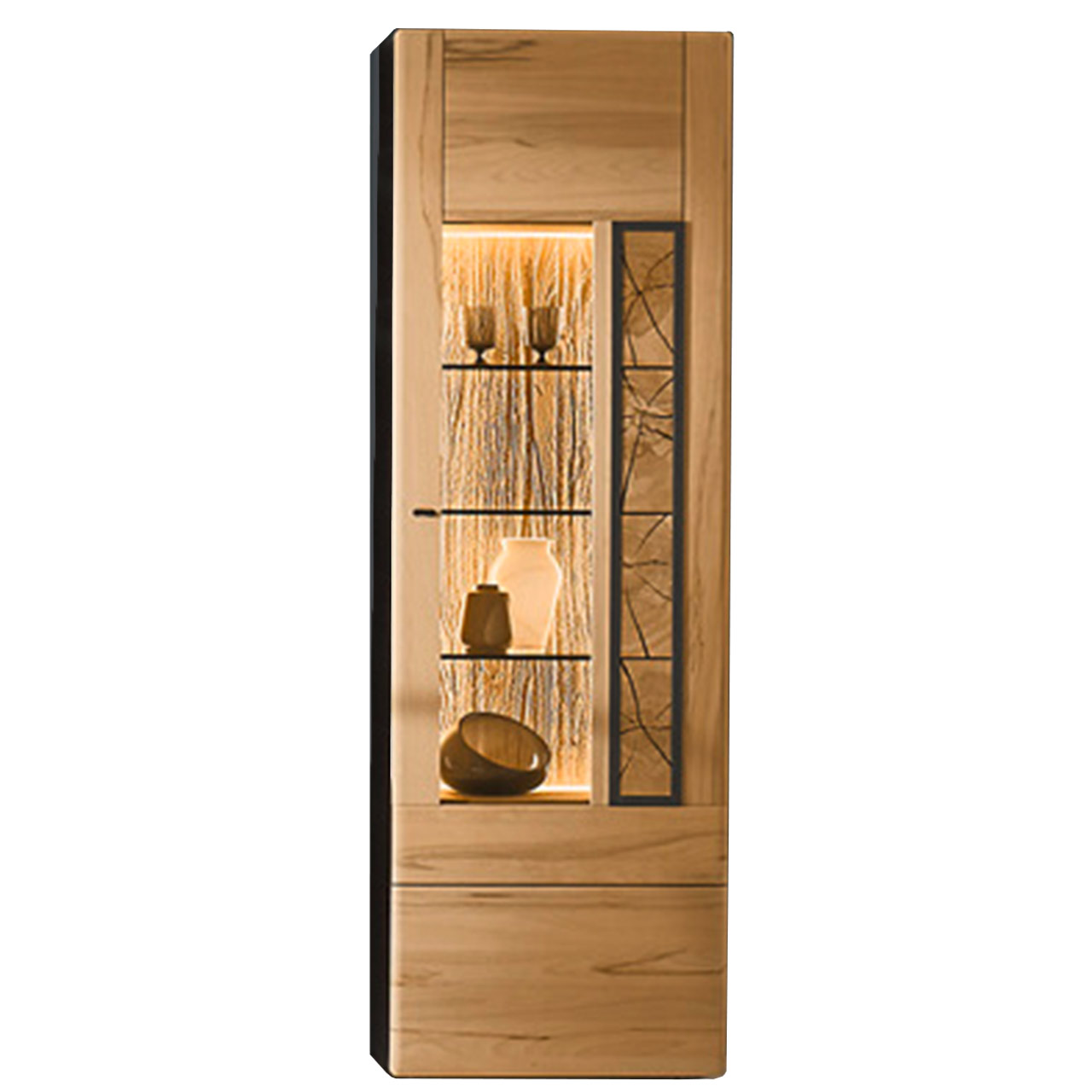 Moderne Standvitrine aus massiver Kernbuche. Mit einer Holz/Glastür, links Glas, rechts vertikalverlaufende Hirnholzscheiben. Die drei Glaseinlegeböden sind beleuchtet und setzen die darauf stehenden Gläser und Vasen perfekt in Szene. 