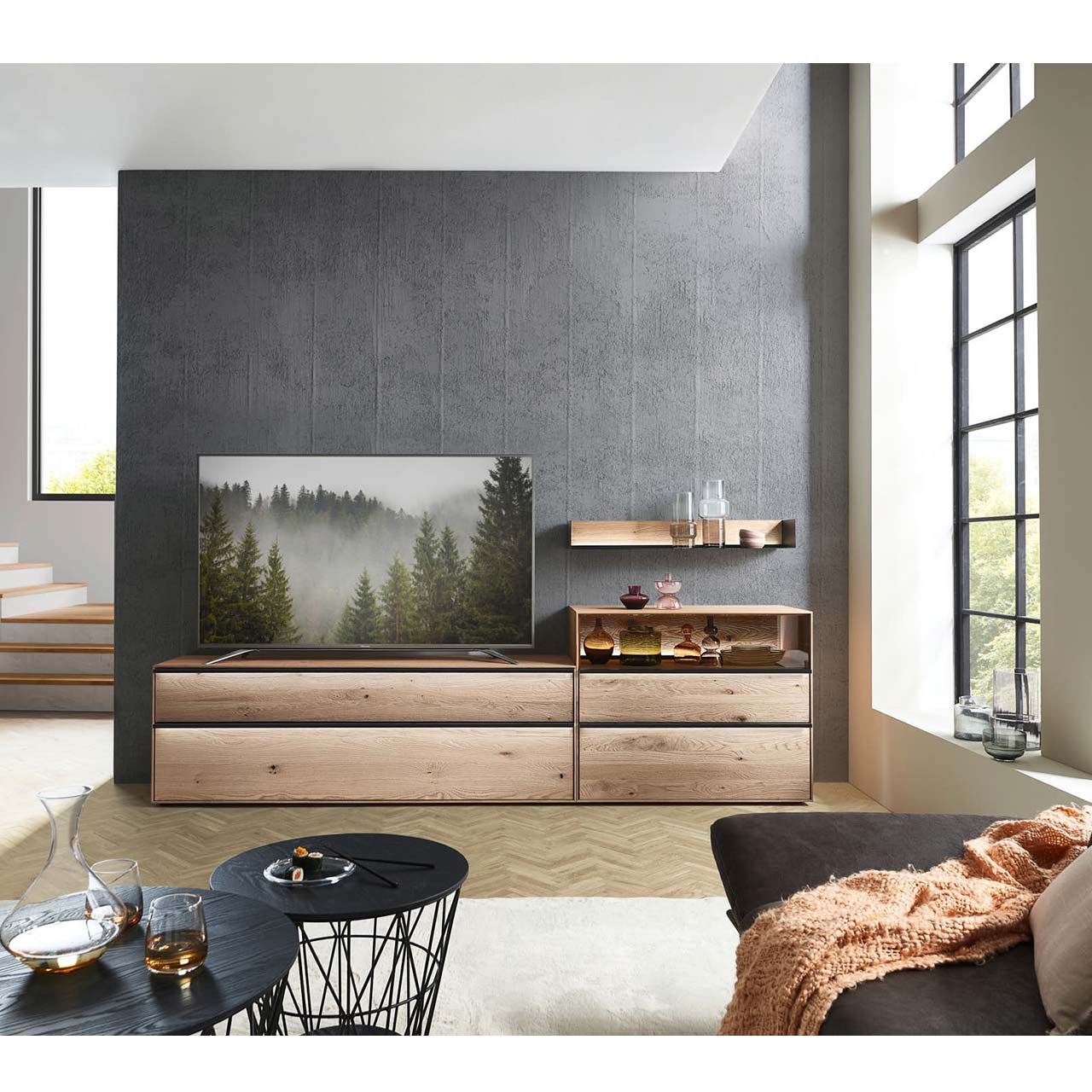 Modernes Wohnzimmer mit Motivtapeten und massiven Möbeln aus Kerneiche