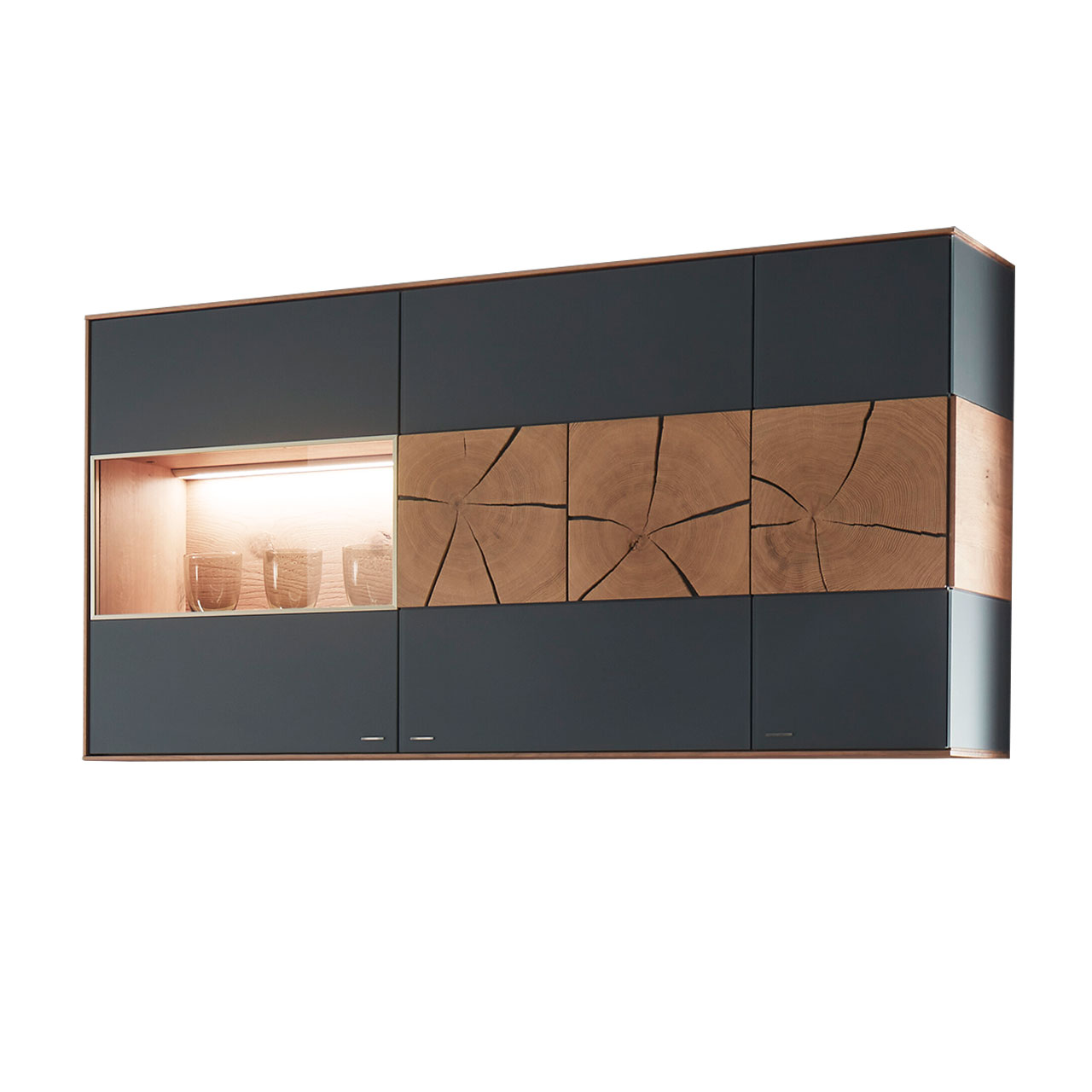 Moderne Hängevitrine aus massiver Kerneiche Umato mit Mattglas anthrazit Front, mit einer Holztür mit dekorativer Hirnholz Applikation aus drei rechteckigen Hirnholzscheiben und einer Glastür. 