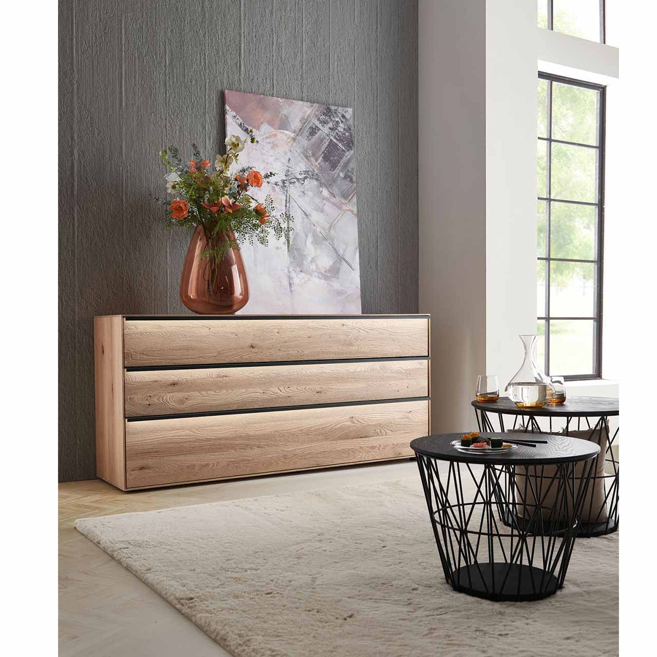 hartmann_ANEA_8530-4171_low-und-sideboard_milieu massives Lowboard aus Kerneiche Natur mit 1 Klappe & 2 Schubkästen in einem hellen Raum