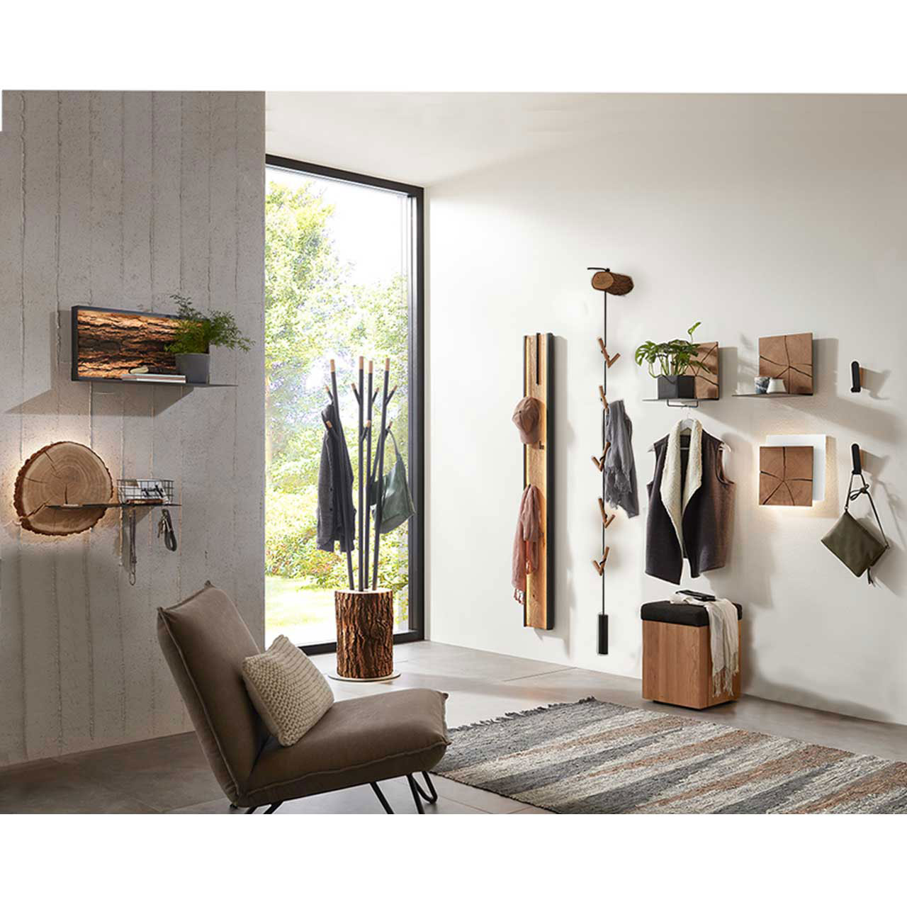 Modern eingerichtete Garderobe mit vielen Kleinmöbeln aus massivem Holz kombiniert mit Metall. Schlüsselablage auf Holzplatte mit Metall, Wandablagen und Wandleuchten mit echtem Hirnholz, Garderobenbaum mit Metallästen, Sitzhocker mit Stauraumfach uvm.