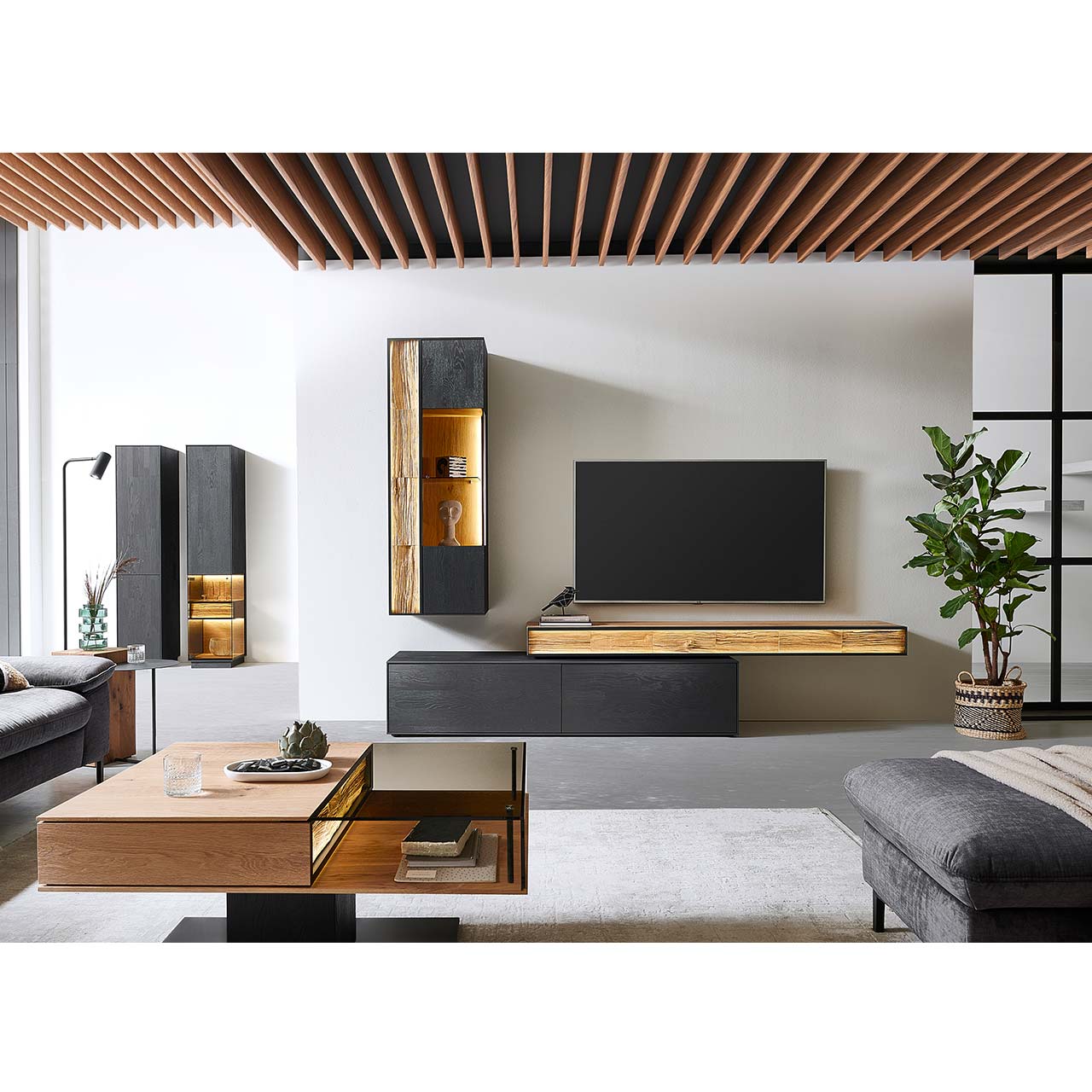 HM_KILVA_9610-8053li-_Ha-ngeelement_milieu_1280x1280 Moderne Wohnwand mit Materialmix aus Lack anthrazit mit Spaltholz-Akzenten und Parsolglas-Vitrinenausschnitten