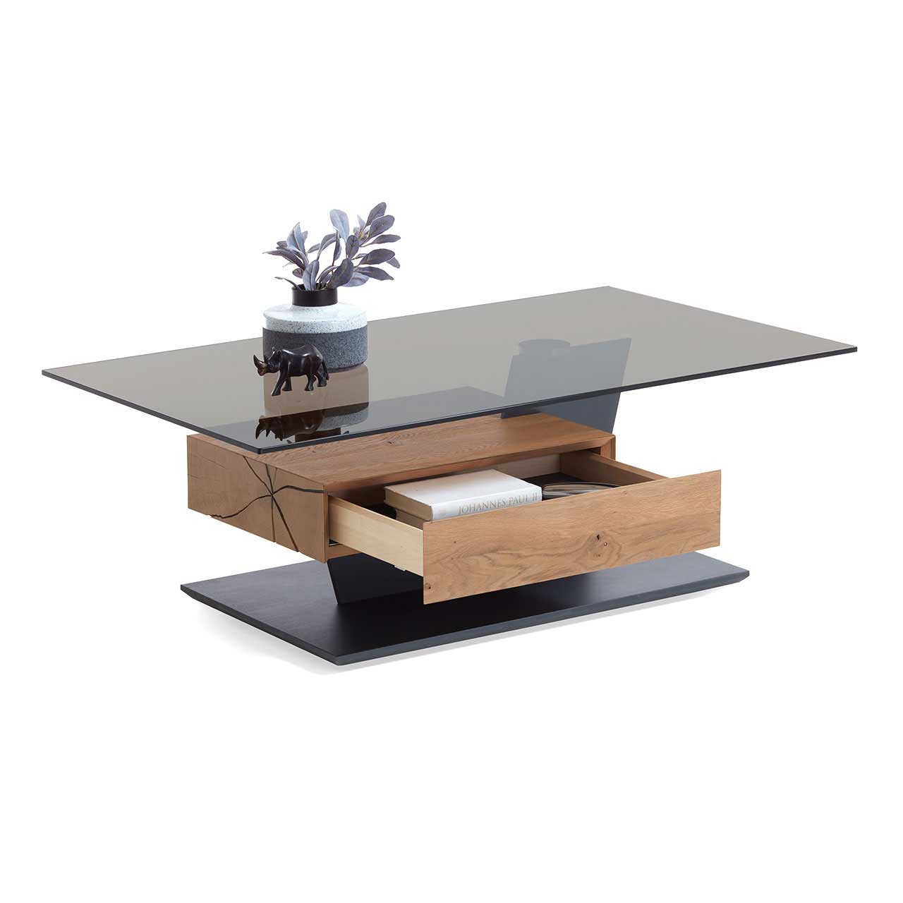 Moderner Couchtisch mit rechteckiger Tischplatte in Parsolbronze an seitlicher Metallstütze mit massivem Hirnholzbalken in Kerneiche Umato mit geöffnetem Schubkasten. Bodenplatte rechteckig in Holz anthrazit.