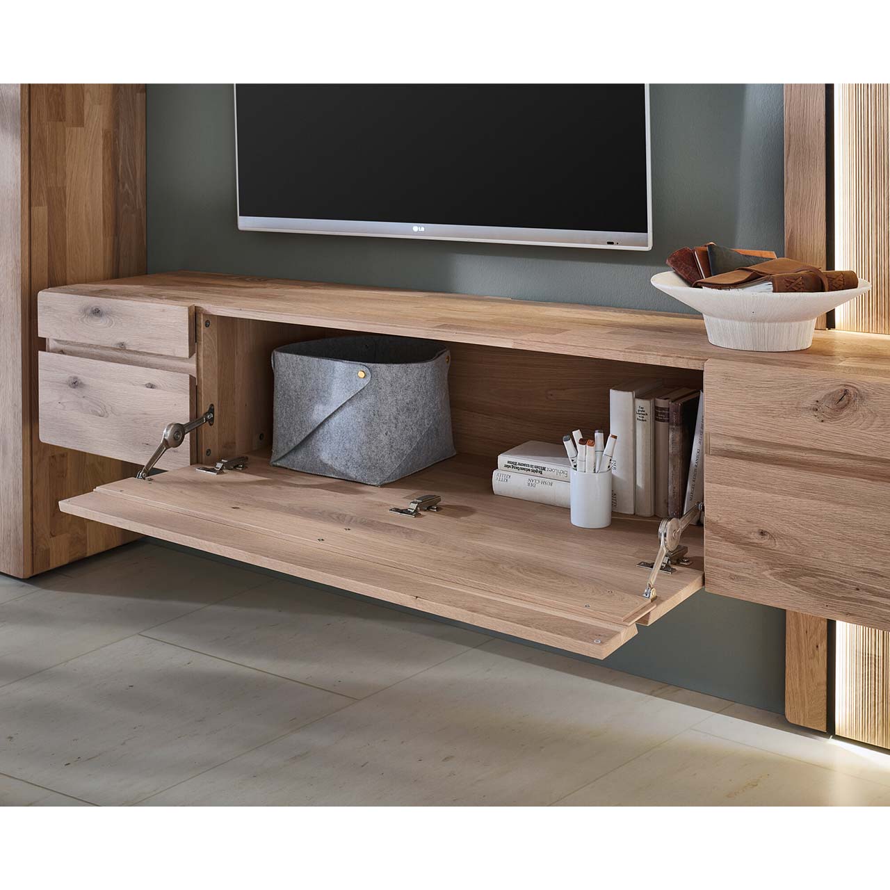 Hängelowboard aus massiver Kerneiche Natur mit edler Holzmaserung, mit zwei Holztüren rechts und links und mittig mit geöffneter Klappe.