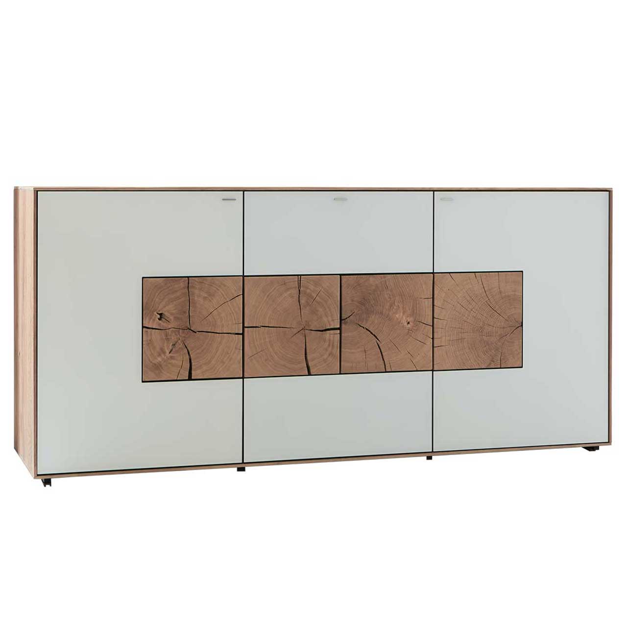 Modernes Sideboard aus massiver Kerneiche Umato mit weißfarbenen Mattglasfronten und vier dekorativen, rechteckigen Hirnholzscheiben.