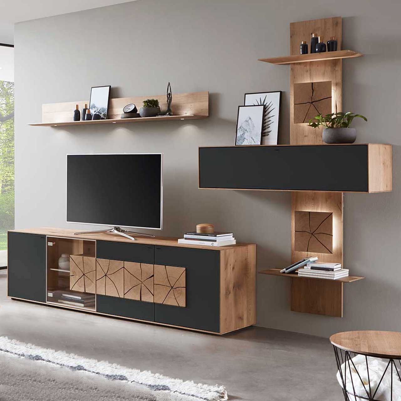 Hartmann CAYA - Wohnkombination 7170 Nr. 60A Moderne dreiteilige Massivholz Wohnwand aus Kerneiche Umato mit Mattglas anthrazit Fronten: Lowboard mit Glasausschnitt und Hirnholz, Wandregal aus Holz, schlichter Hängeschrank eingefasst in ein Holzwandpaneel mit Ablageböden.