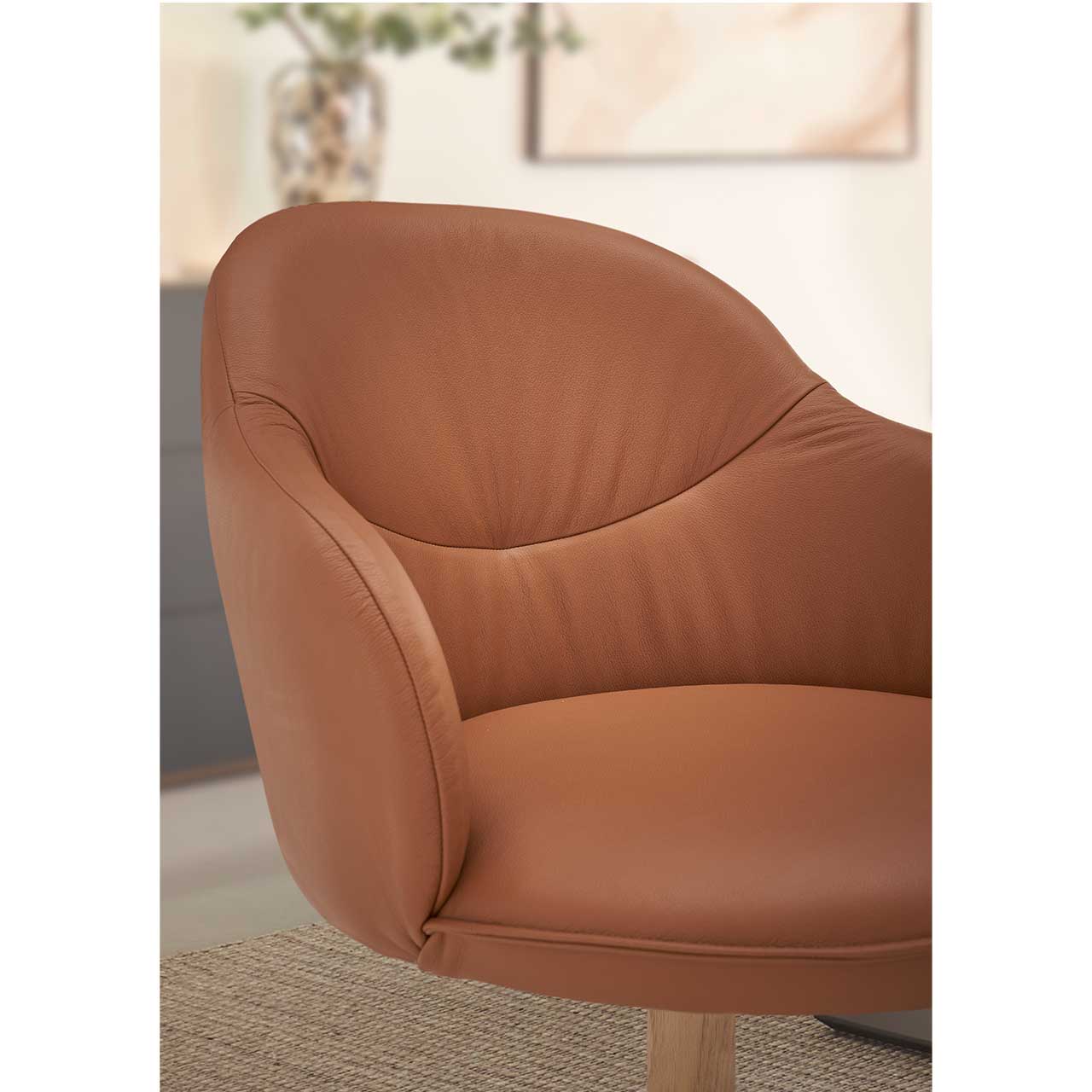 Hartmann CAYA 7170 - Stuhl Rico - Detail Lederbezug Nr. 22 Cognac Nahaufnahme der gepolsterten Sitz - und Rückenfläche des CAYA Esszimmerstuhls Rico in Leder Nr. 22 Cognac.