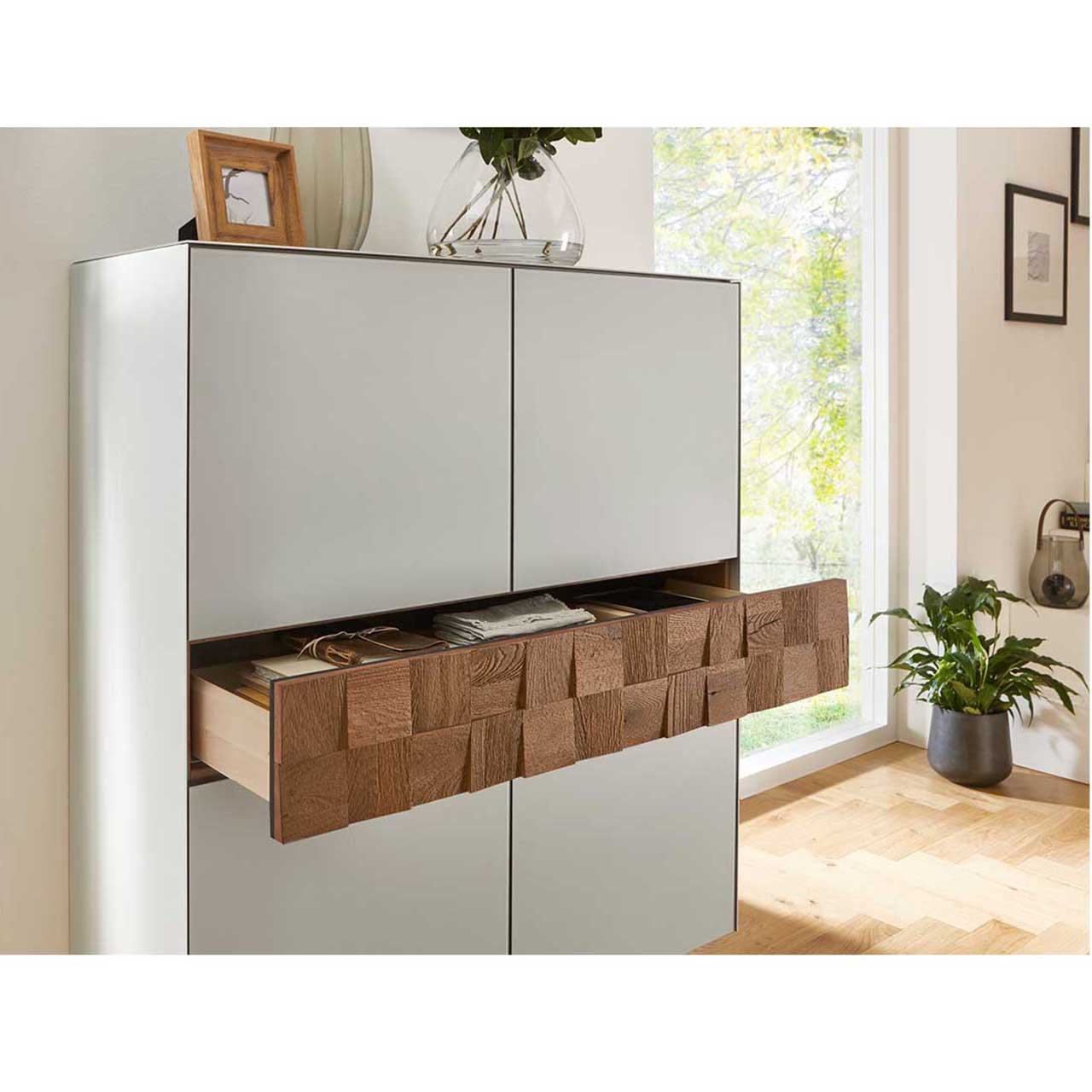 Highboardboard in Lack weiß mit Spaltholzelementen und geöffneter Schublade