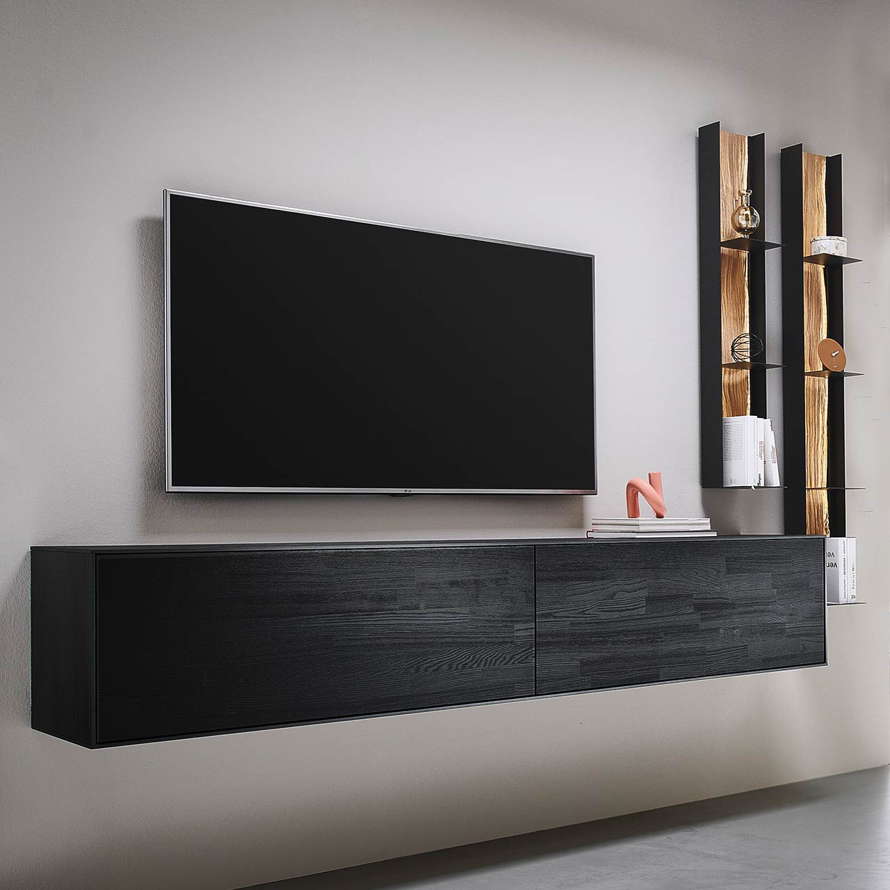 HM_KILVA_9610-Kombi-Nr-30_1280x1280 Moderne Wohnwand mit Materialmix aus Lack anthrazit mit Spaltholz-Akzenten