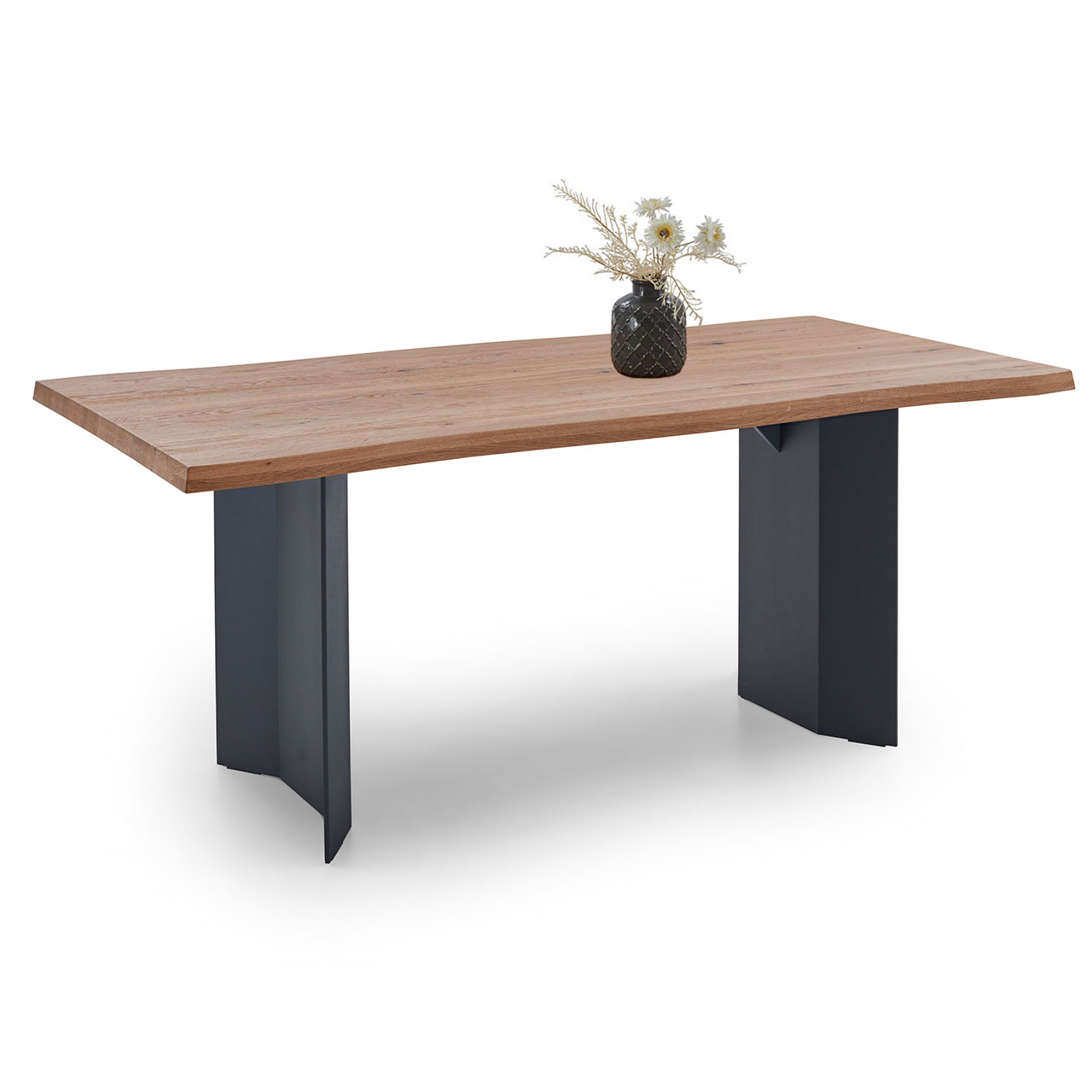 Moderner Esstisch mit fester Platte aus Kerneiche Natur massiv mit edlem Baumkantenprofil und Untergestell aus Kernesche anthrazit gebeizt - in Seitenansicht.