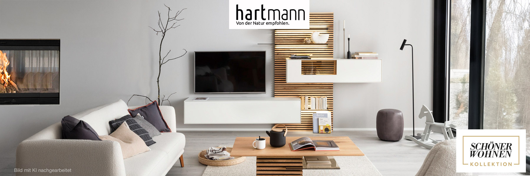 Hartmann YONNA - Wohnzimmermöbel aus Birke weiß lackiert kombiniert mit Kerneiche Natur und Holzlamellen. Ambientebild zeigt ein weißes Hängelowboard und weiße, edle Hängevitrine eingefasst in ein Holz-Lamellenpaneel mit beleuchteten Glasböden.