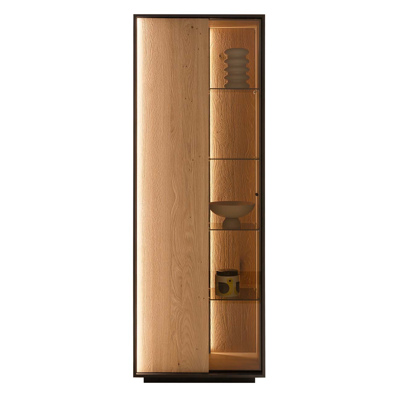 Hartmann YOLA Schöner Wohnen - Standvitrine mit Sockel 8590-0075 - Türanschlag links Standvitrine mit Sockel im modernen Design aus sandgestrahlter Kerneiche Natur, eingefasst in einen Metallrahmen in Anthrazit, mit geteilter Tür: links Holz, rechts beleuchteter Glasausschnitt mit vier Glaseinlegeböden.