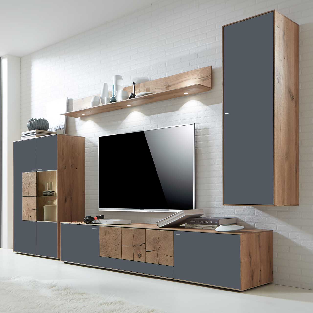 Hartmann CAYA - Wohnkombination 7170 Nr. 34A Moderne vierteilige Massivholz Wohnwand aus Kerneiche Umato mit Mattglas anthrazit Fronten: Langes Lowboard mit Hirnholz, Wandregal aus Holz, schlichter Hängeschrank, Highboard mit beleuchtetem Glasausschnitt und Hirnholz
