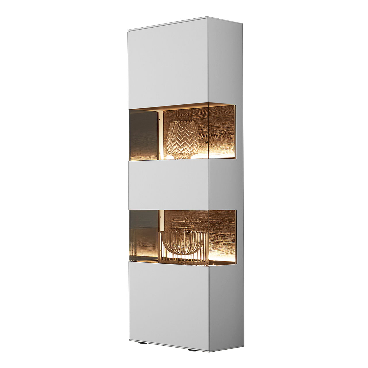 Moderne Standvitrine aus weiß lackierter massiver Birke mit zwei beleuchteten Glasausschnitten und strukturierter Holzrückwand in dunkler Kerneiche.