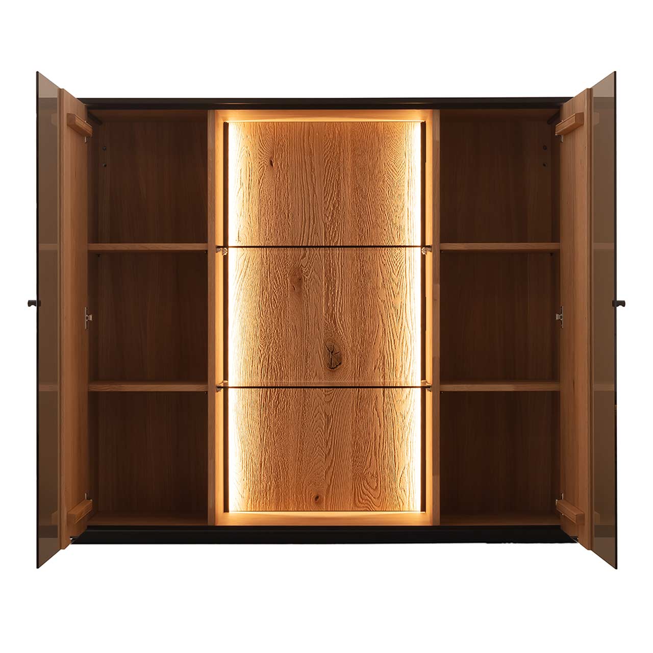 Modernes Highboard auf Sockel aus massiver, sandgestrahlter Kerneiche Natur mit zwei geöffneten Holz,-Glastüren, seitlich je drei Holzfächer und mittig beleuchteter Bereich mit zwei Glaseinlegeböden vor Riffholzrückwand.