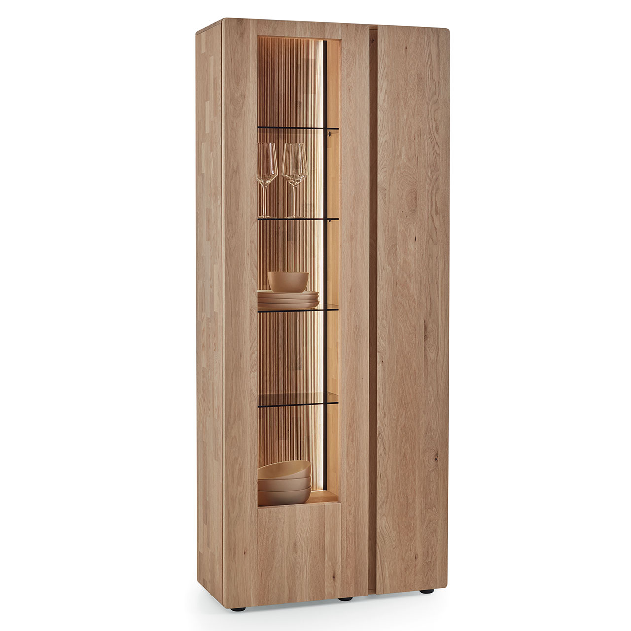 Moderne Standvitrine aus massiver Kerneiche Natur mit einer Holztür rechts und einer beleuchteten Glas-/Holztür links, dahinter sichtbar die edel geschroppte Rückwand und vier Glasböden - in Seitenansicht. 