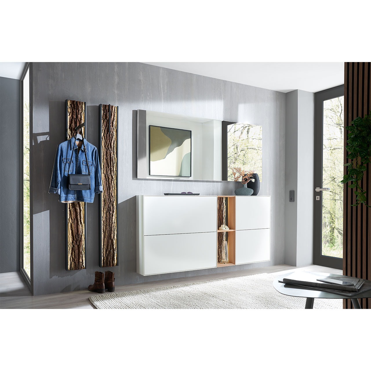 Milieubild Hartmann SALVO 8550G -  Garderobe Nr. V100R - Kernbirke weiß Lack, Kerneiche Natur, Baumrinde Flur mit modernen Garderobenmöbeln aus Kernbirke und Kerneiche Natur: Regalelement mit Rinden-Akzent zwischen zwei weiß lackierten Schuhkippern, zwei Garderobenpaneelen mit Baumrinde und langem Wandspiegel.