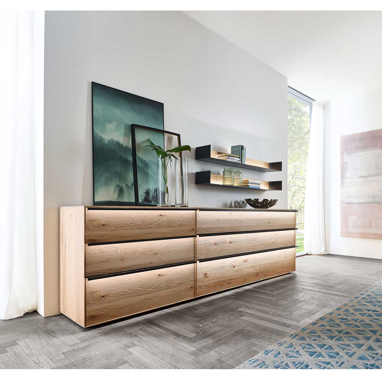 moderne Kommode aus massiver Kerneiche mit 2 Klappen & 4 Schubkästen in einem hellen Raum