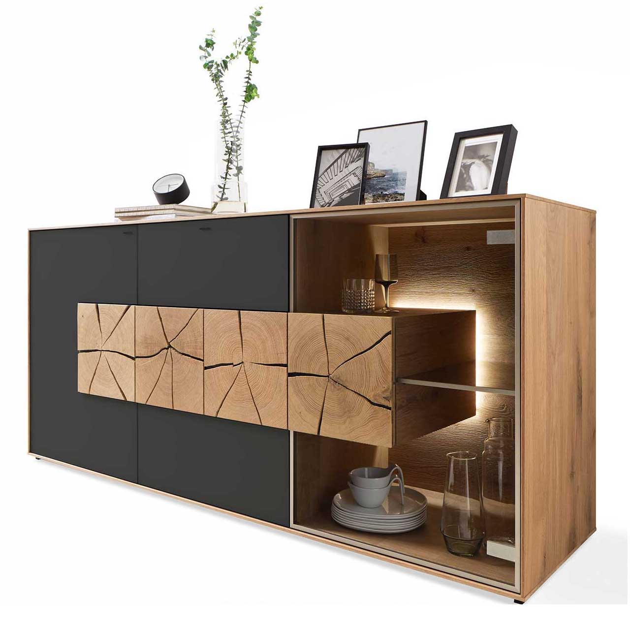 Hartmann CAYA - Sideboard mit Glastür 7170-4191A Edles Lowboard aus massiver Kerneiche Umato mit anthrazitfarbenen Mattglasfronten, links mit drei rechteckigen Hirnholzscheiben, rechts mit Glastür, beleuchtetem Glasboden und Hirnholzblock.