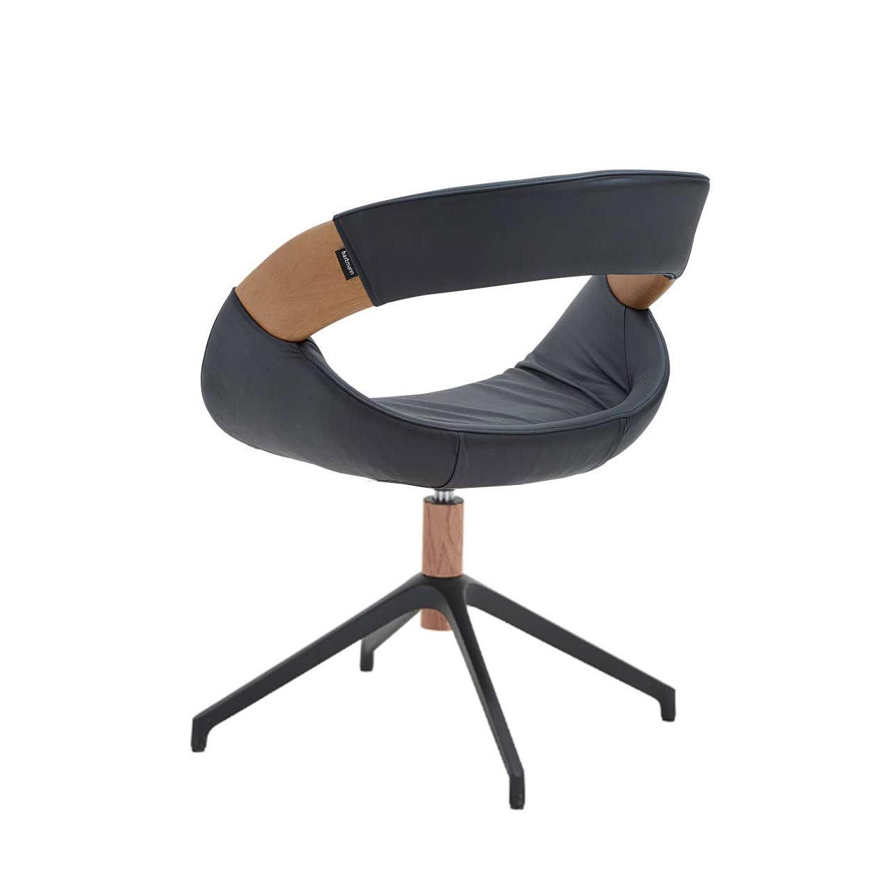 Drehbarer Esszimmerstuhl in Rückansicht mit gepolstertem Sitz und Rücken in dunkelblauem Leder, offener Lendenbereich mit seitlicher Holzapplikation an Lehne und Vier-Fuß-Gestell aus Holz/Metall Anthrazit.
