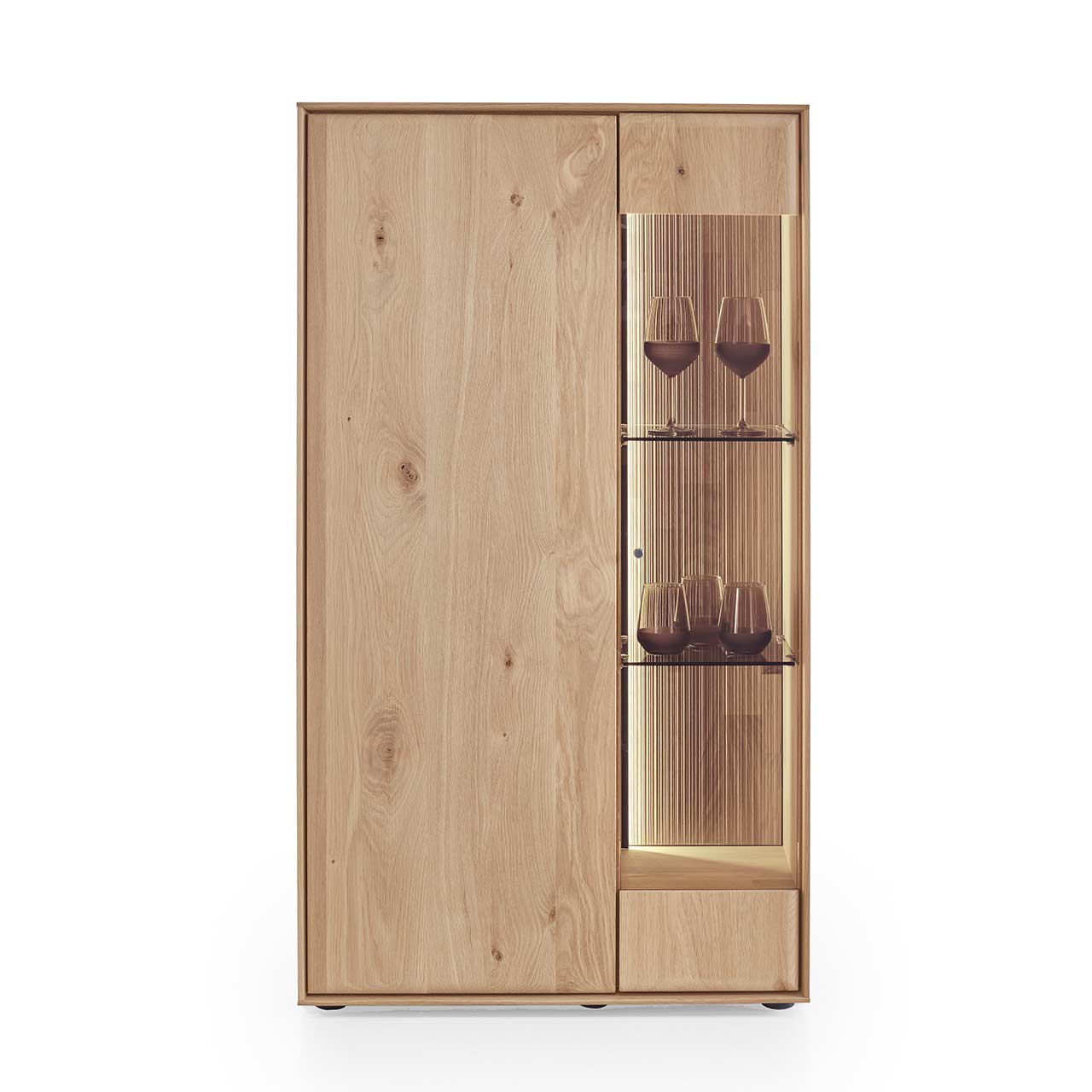 Hartmann VALA - Highboard 8640-7081 - Kerneiche Natur / Glas Modernes 2-türiges Highboard aus massiver Kerneiche Natur mit einer Glas/Holztür rechts und einer Holztür links - in Frontansicht.