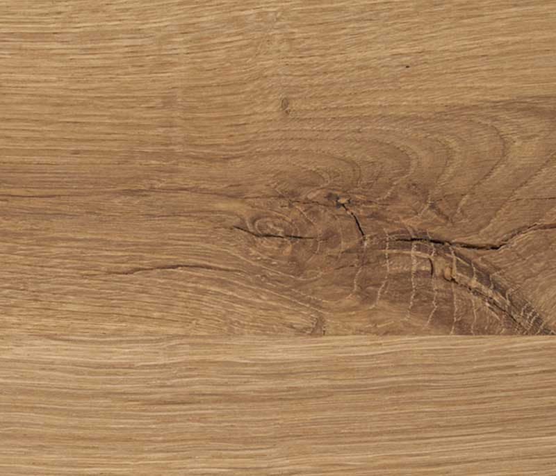 Holz-Kachel in Kern­eiche Umato mit lebendiger Maserung, sichtbare Holzstruktur mit feinen Rissen, Oberfläche in warmem, haselnussbraunem Naturton.