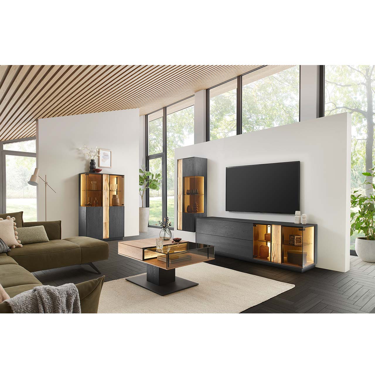 Moderne Wohnwand mit Materialmix aus Lack anthrazit mit Spaltholz-Akzenten und Parsolglas-Vitrinenausschnitten