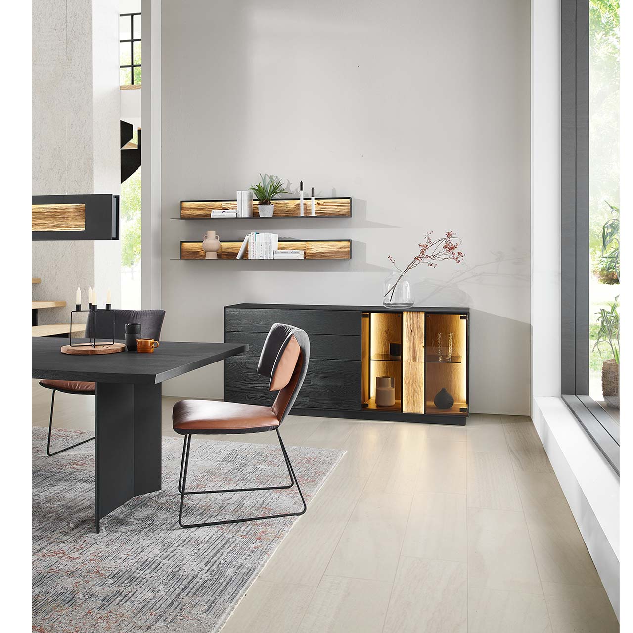 HM_KILVA_9610-4198_Sideboard_milieu_1280x1280 Modernes Esszimmer mit Möbeln aus Kernesche anthrazit in Kombination mit Spaltholz-Akzenten und Parsolglas-Ausschnitten