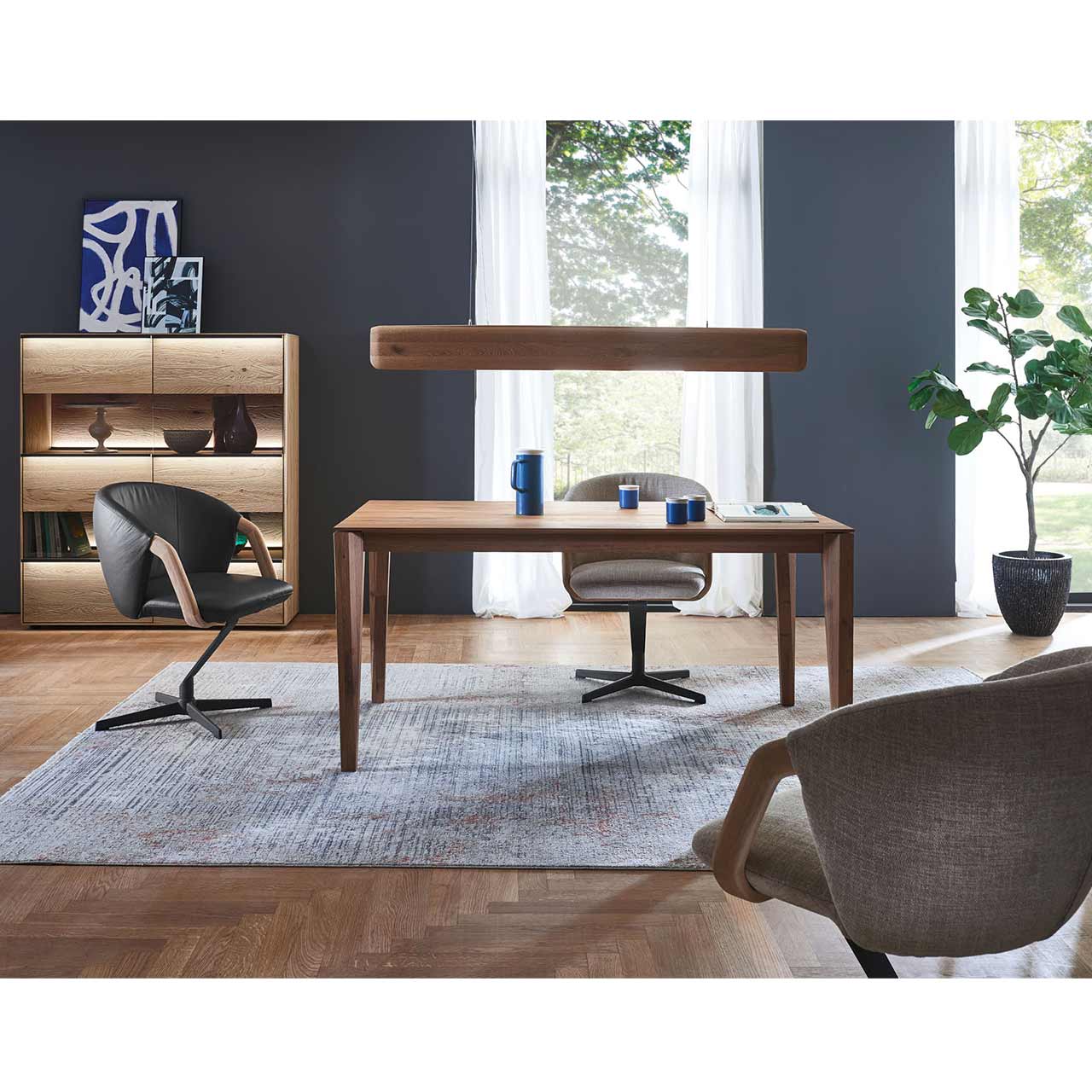 Modernes Esszimmer mit Holz-Esstisch und Balkenlampe