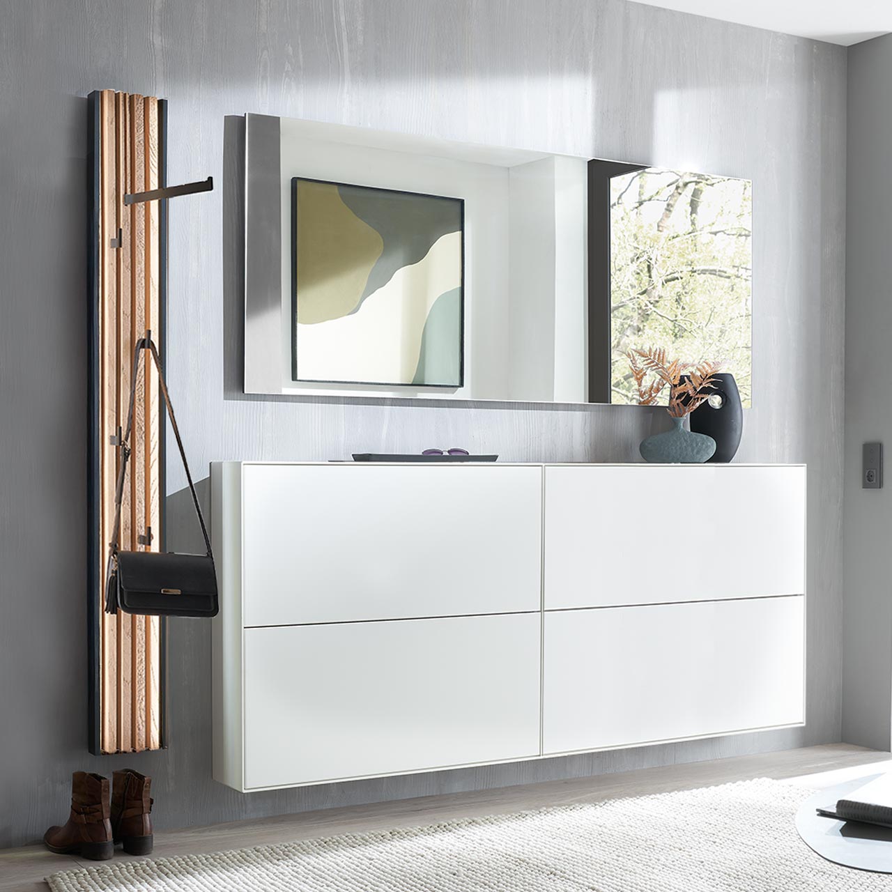 Hartmann SALVO 8550G -  Garderobe Nr. V118L - vierteilig - Kernbirke weiß Lack, Lamellen Moderne vierteilige Garderobe aus massiver Kernbirke weiß lackiert: Zwei Schuhkipper in Lack weiß, darüber rechteckiger Wandspiegel, links ein Garderobenpaneel mit ausklappbarer Kleiderstange, vier Kleiderhaken und Lamellen-Akzent.