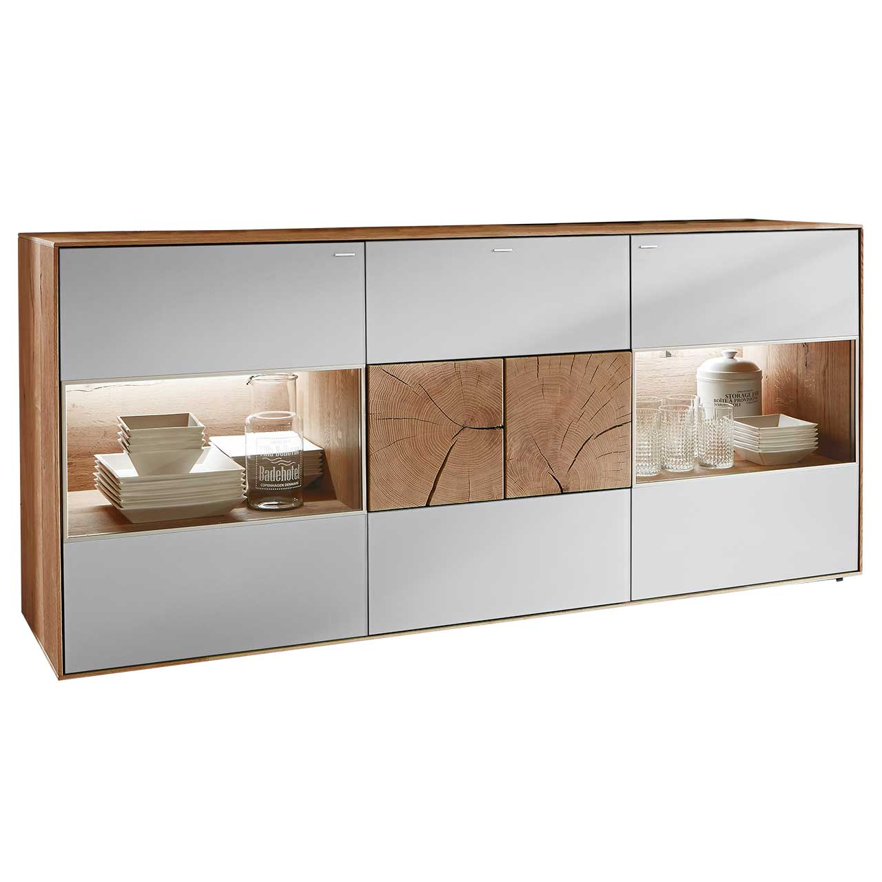 Modernes Sideboard aus massiver Kerneiche Umato mit weißfarbenen Mattglasfronten. Rechts und links mit beleuchtetem Glasausschnitt, mittig mit zwei dekorativen, rechteckigen Hirnholzscheiben.