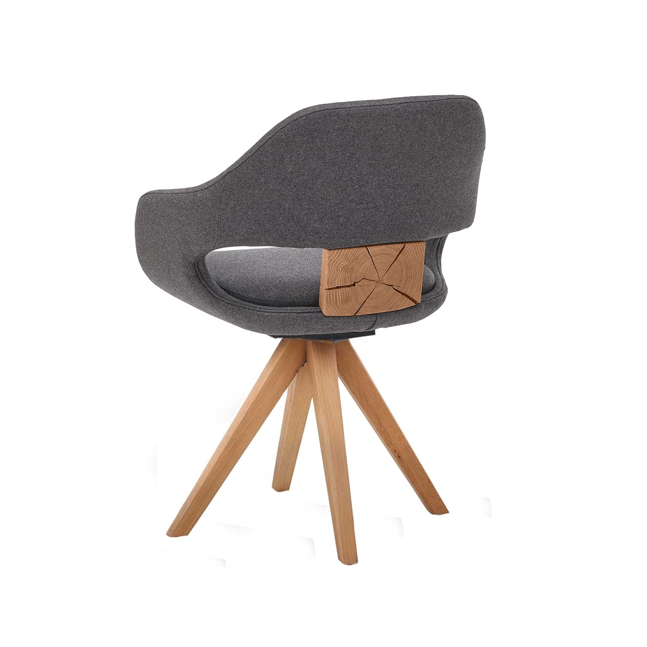 Hartmann NATURZEIT 7100E/8400E - 1726 Stuhl Aaron - Rückansicht Rückansicht eines drehbaren Armlehnstuhls mit anthrazitfarbenem Stoffbezug und gepolsterter Sitzschale. Mit dekorativer Hirnholzscheibe im Lendenbereich auf Vier-Fuß-Holzgestell.