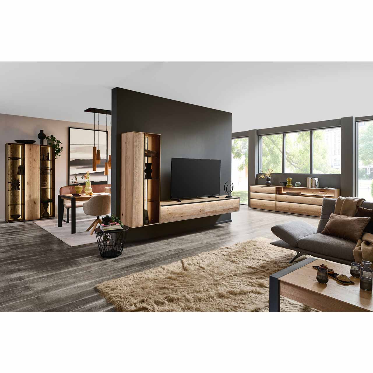 Wohnzimmer mit Massivholzwohnwand und passender Vitrine sowie Sideboard