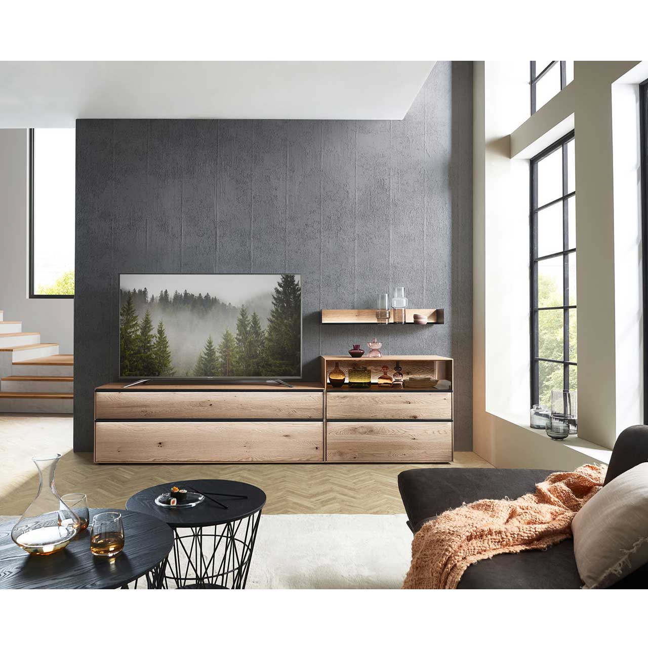 Wohnzimmer mit schlichter Massivholzwohnwand